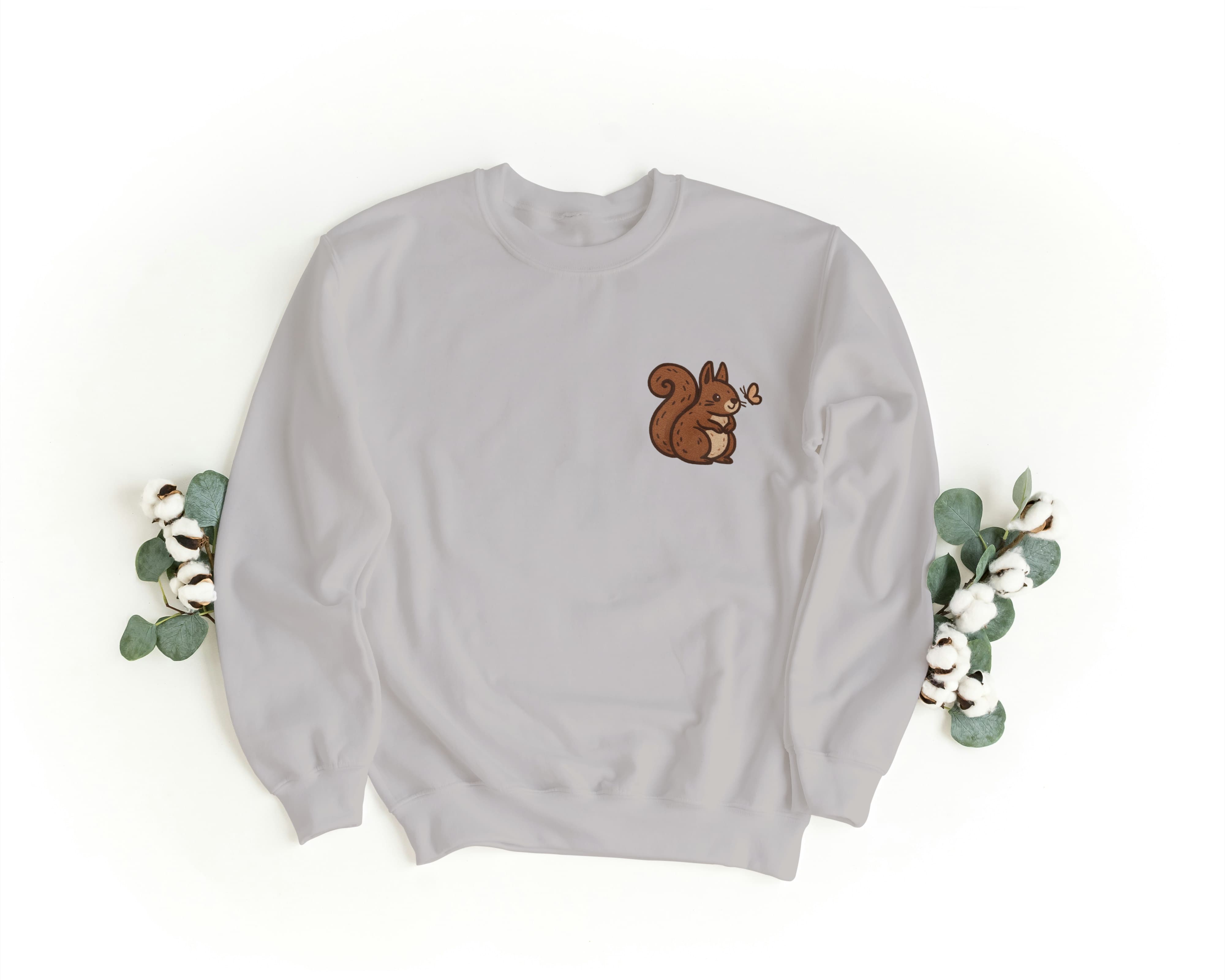 Felpa Ricamata Unisex a Girocollo – Morbida e Confortevole – Design Scoiattolo con farfalla-Biiply