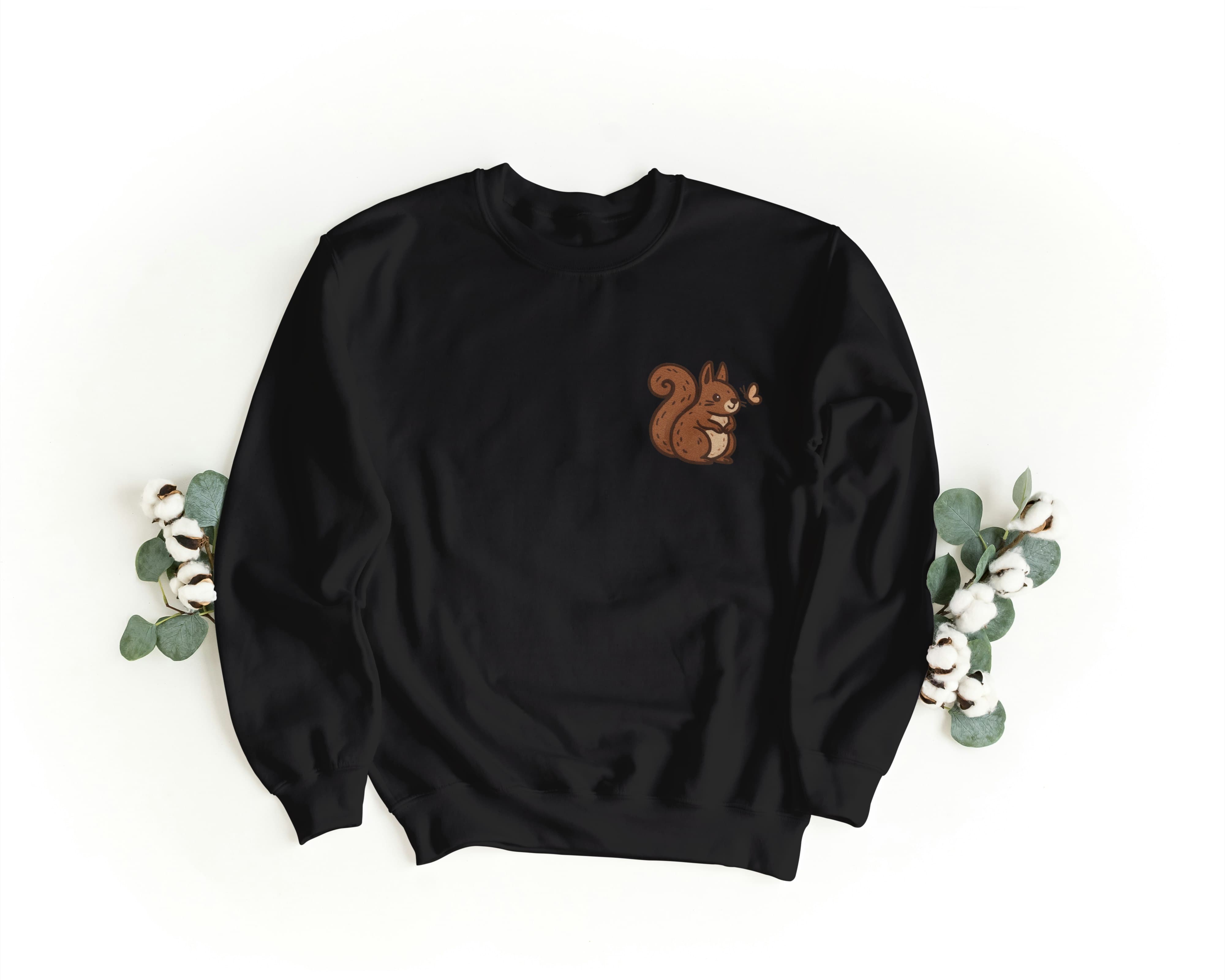 Felpa Ricamata Unisex a Girocollo – Morbida e Confortevole – Design Scoiattolo con farfalla-Biiply
