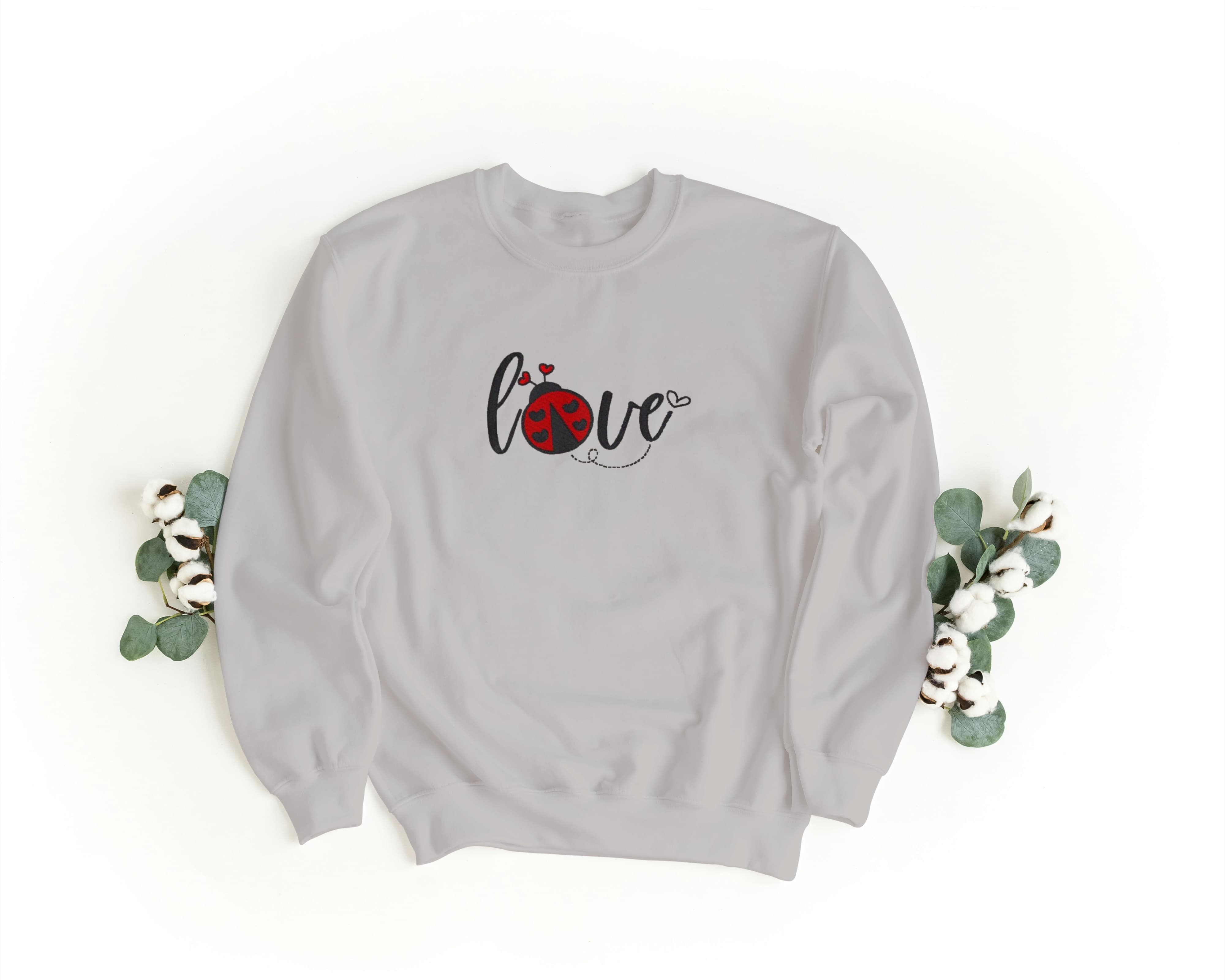 Felpa Ricamata Unisex a Girocollo – Morbida e Confortevole – Design Scritta Love Con Coccinella-Biiply