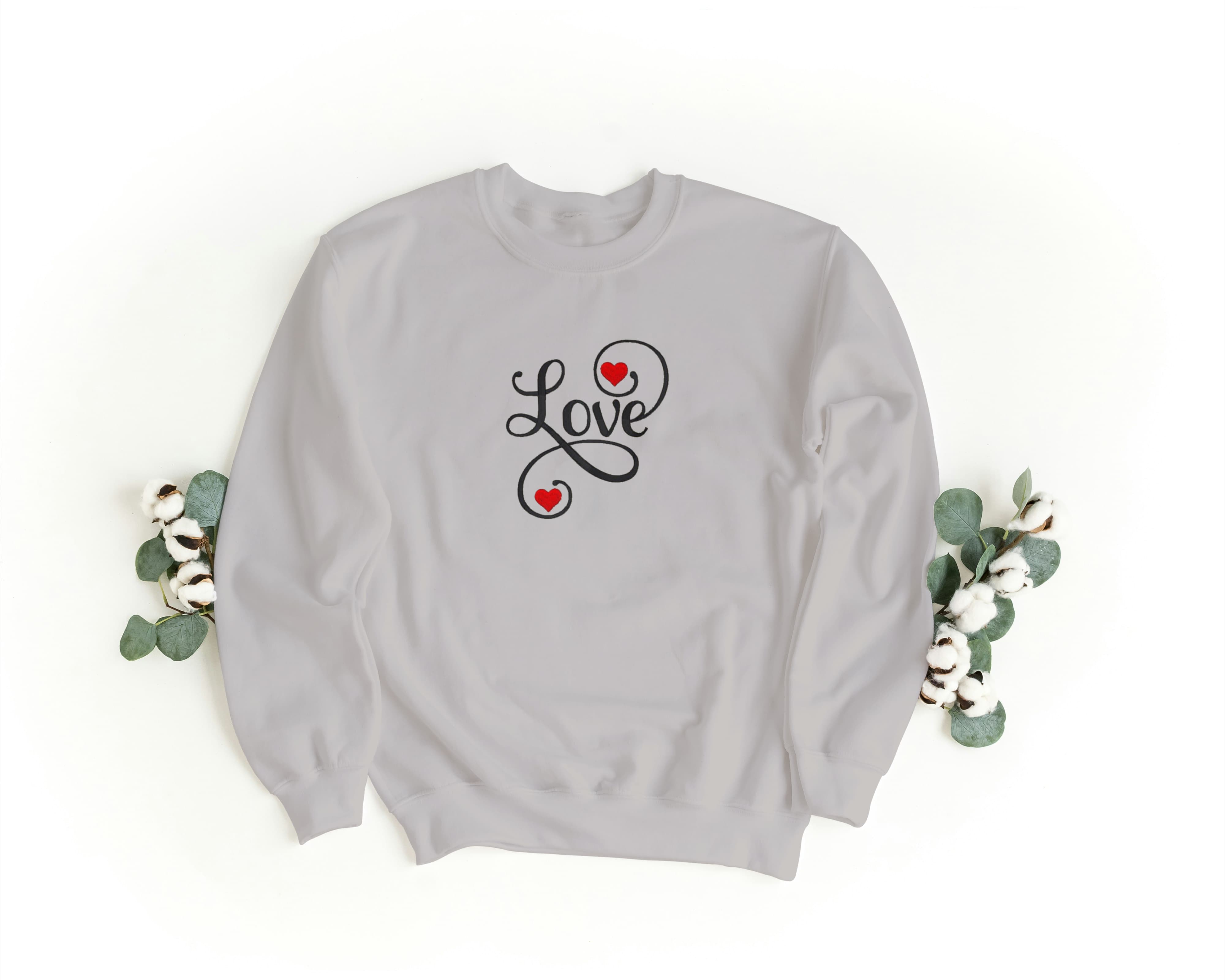 Felpa Ricamata Unisex a Girocollo – Morbida e Confortevole – Design Scritta Love con cuori-Biiply