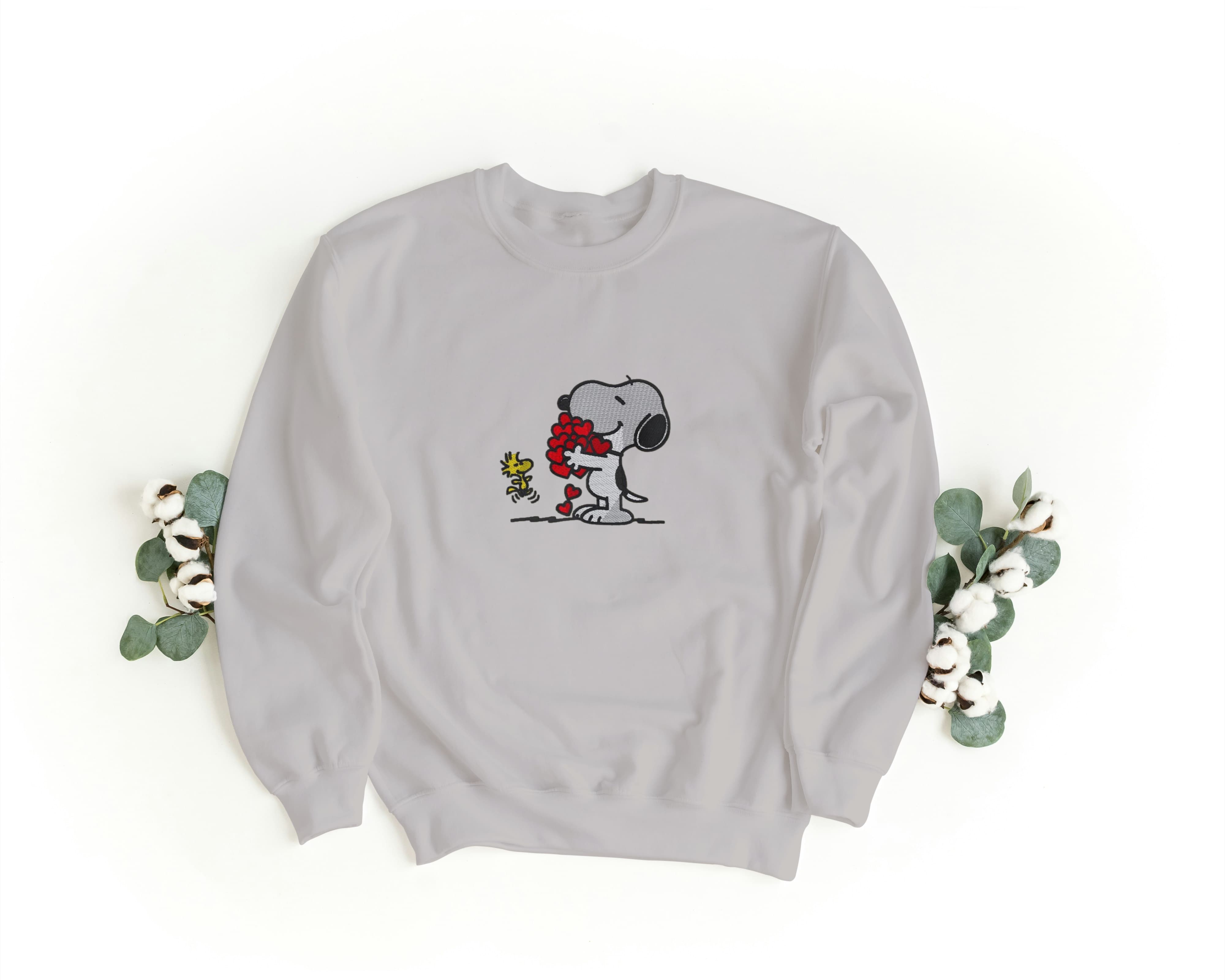 Felpa Ricamata Unisex a Girocollo – Morbida e Confortevole – Design Snoopie + Cuori + Uccellino-Biiply