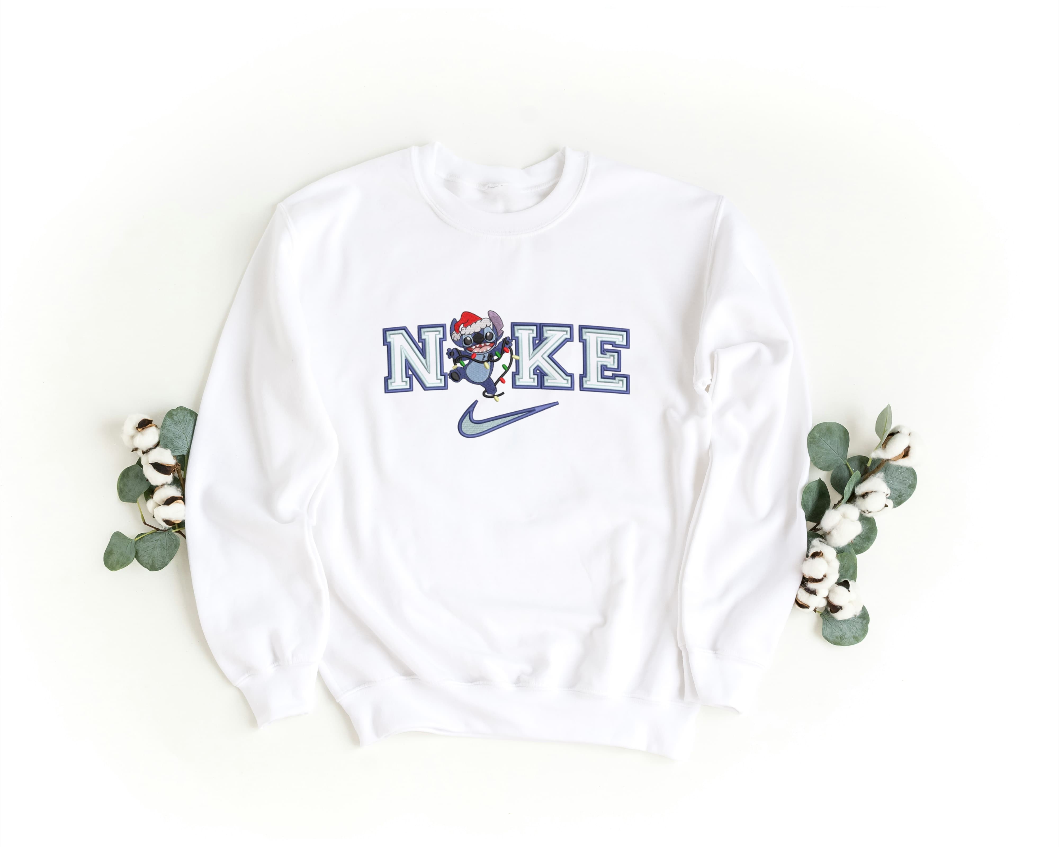 Felpa Ricamata Unisex a Girocollo – Morbida e Confortevole – Design Stich Natalizio - 3 - Biiply - Inizia Il tuo progetto