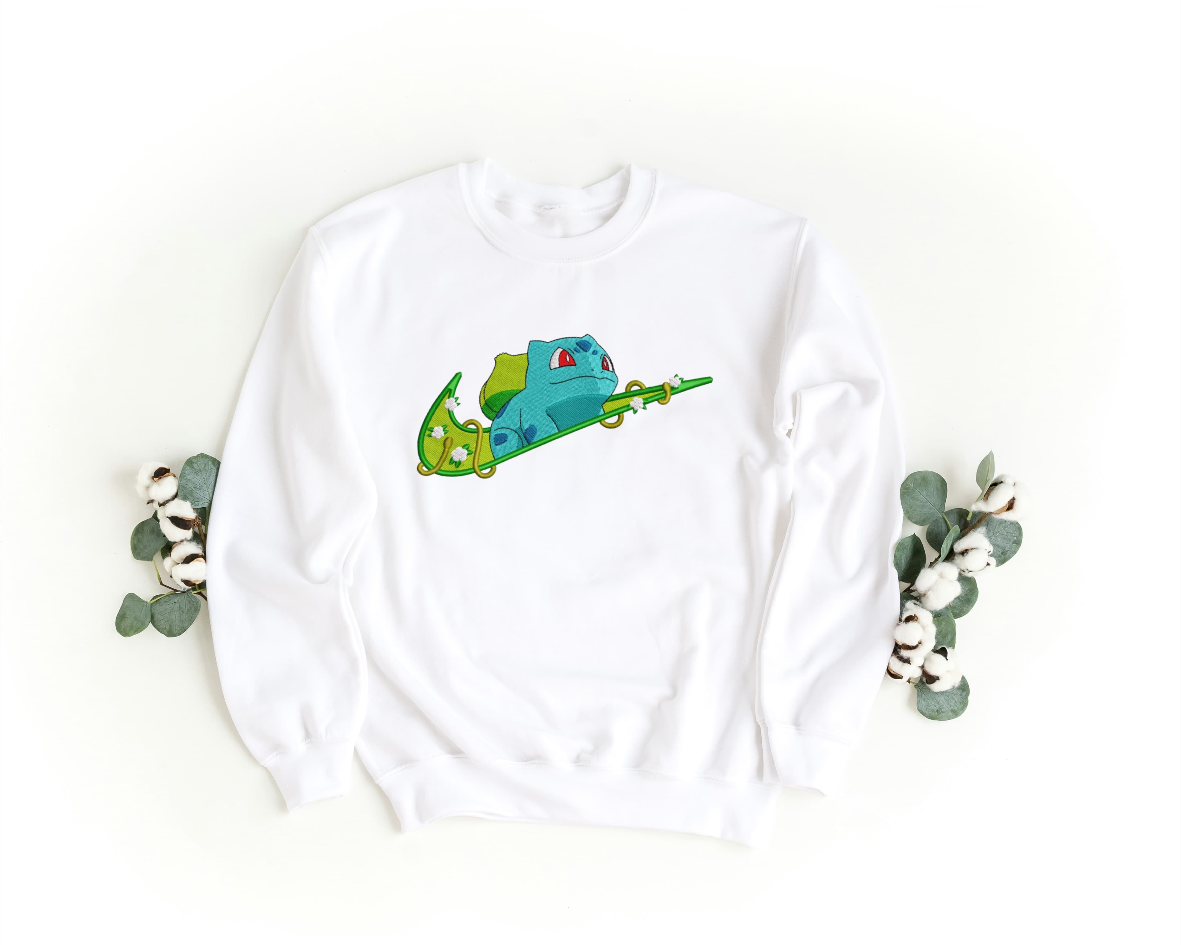 Felpa Ricamata Unisex a Girocollo – Morbida e Confortevole – Design Swoosh + Balbasaur-Biiply
