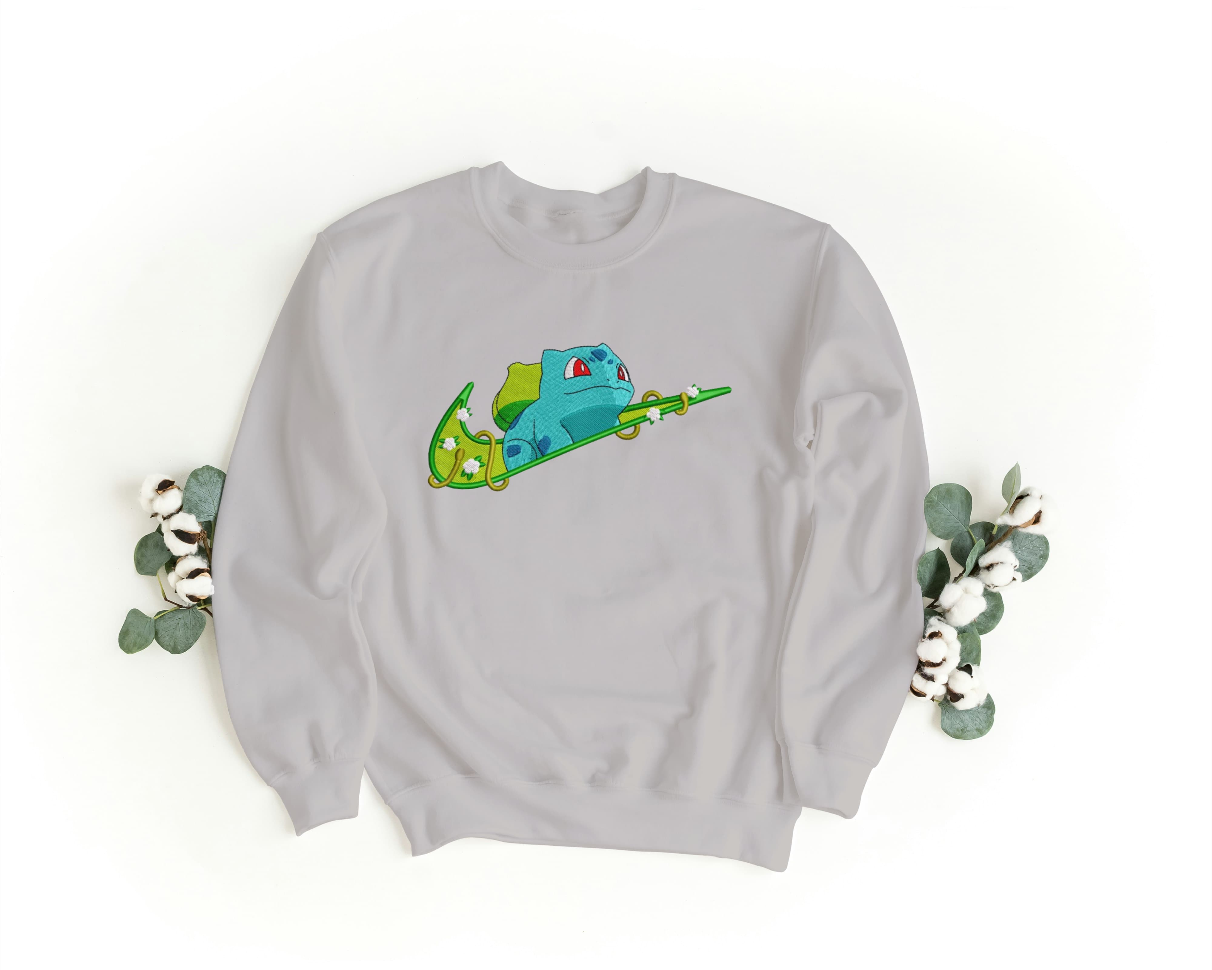 Felpa Ricamata Unisex a Girocollo – Morbida e Confortevole – Design Swoosh + Balbasaur-Biiply