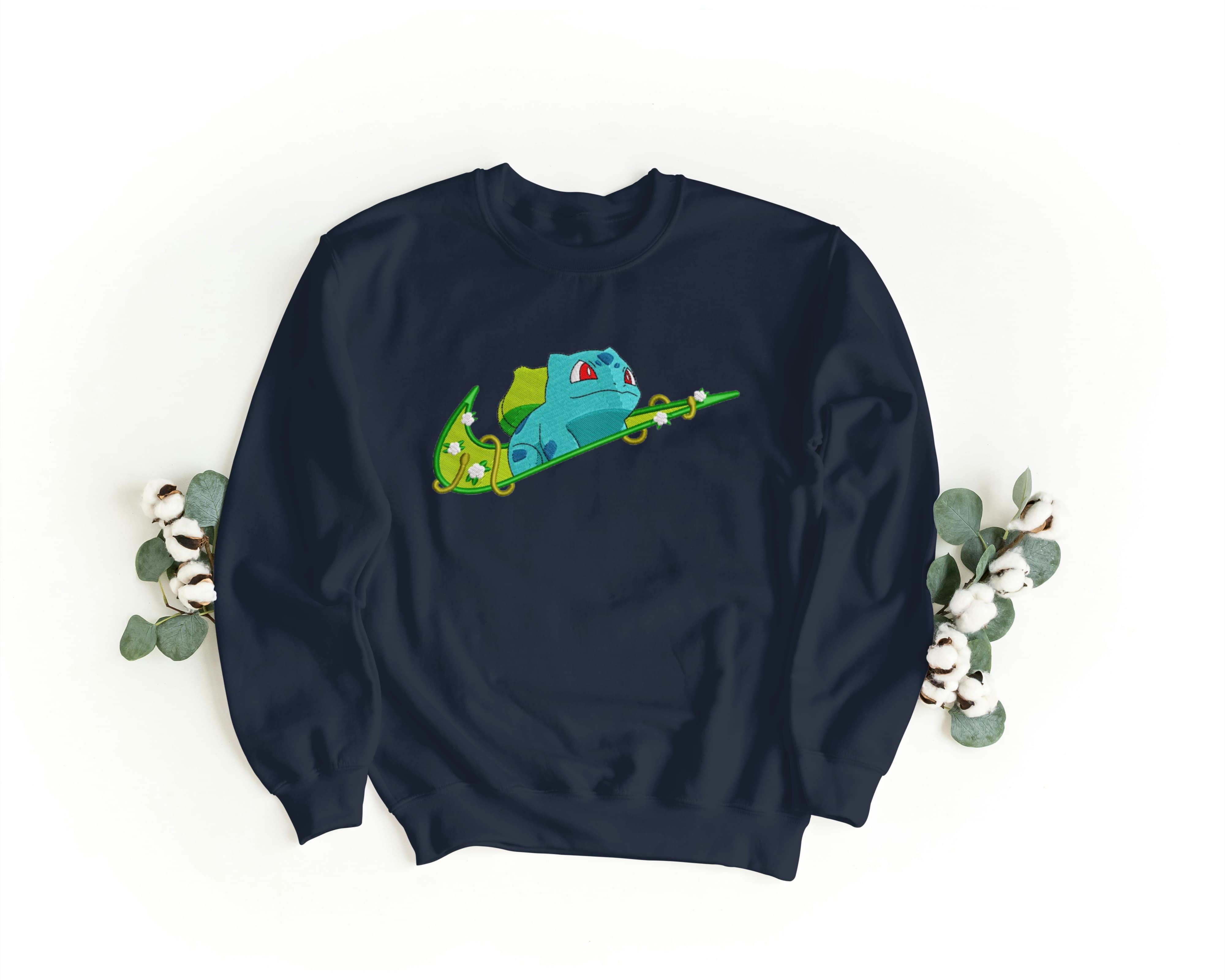 Felpa Ricamata Unisex a Girocollo – Morbida e Confortevole – Design Swoosh + Balbasaur-Biiply
