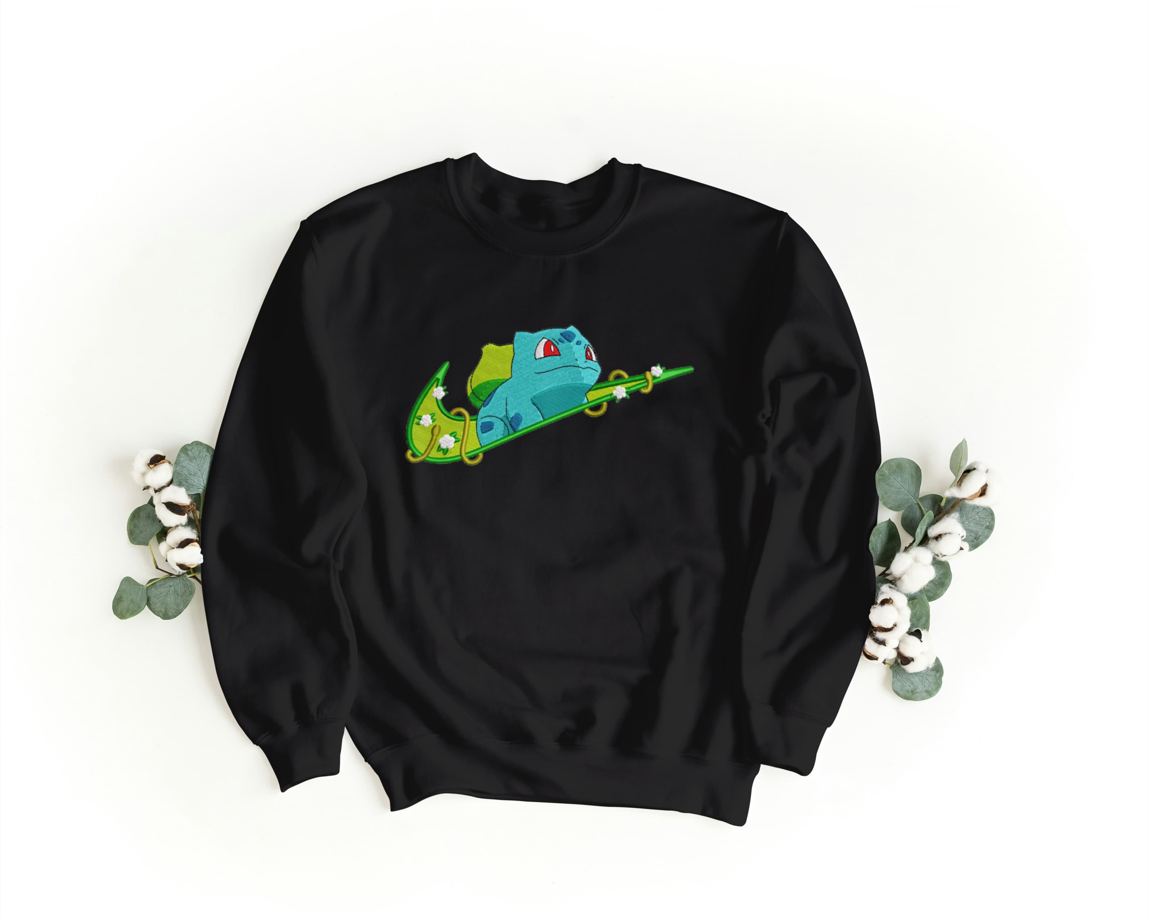 Felpa Ricamata Unisex a Girocollo – Morbida e Confortevole – Design Swoosh + Balbasaur-Biiply