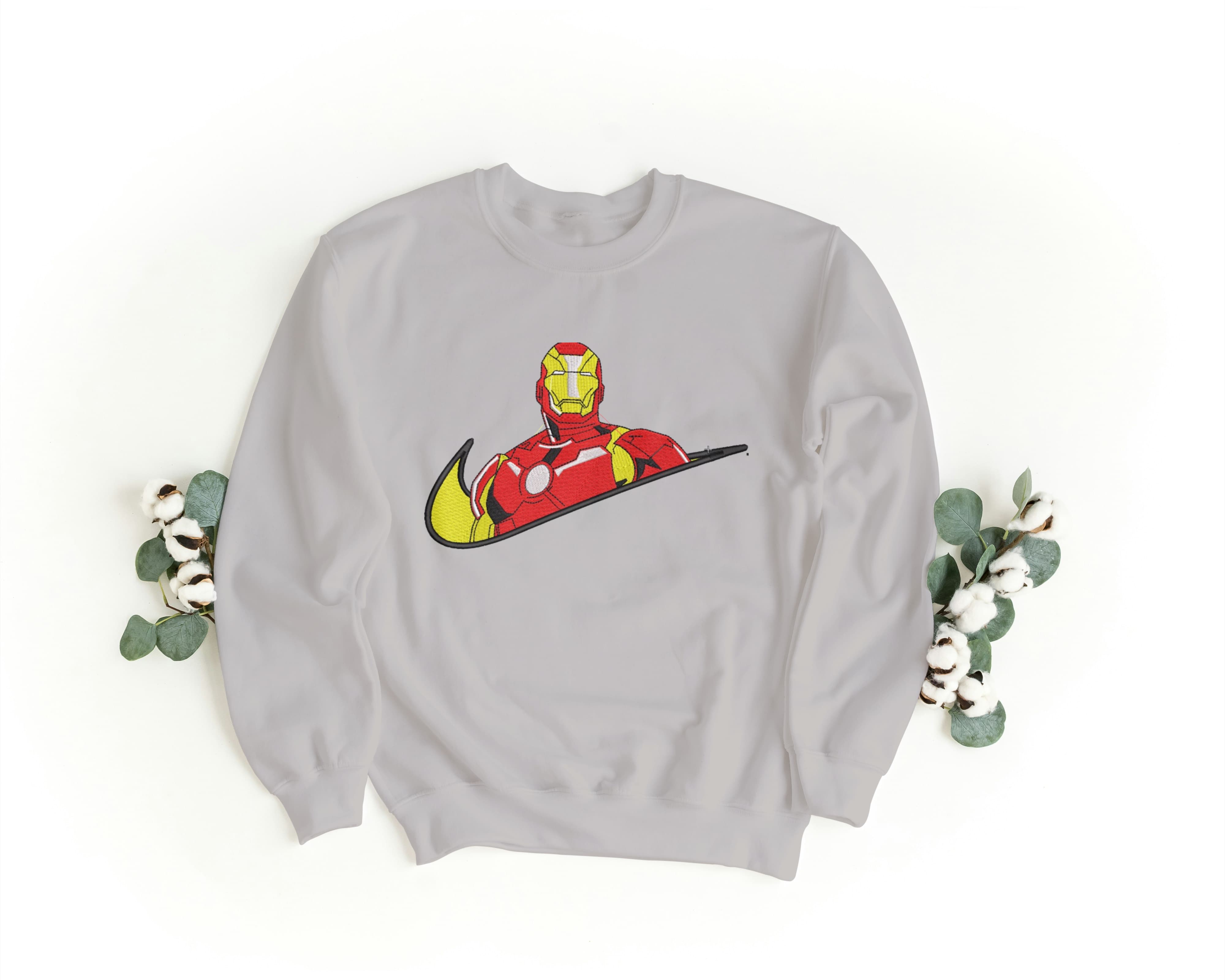 Felpa Ricamata Unisex a Girocollo – Morbida e Confortevole – Design Swoosh Ironman-Biiply