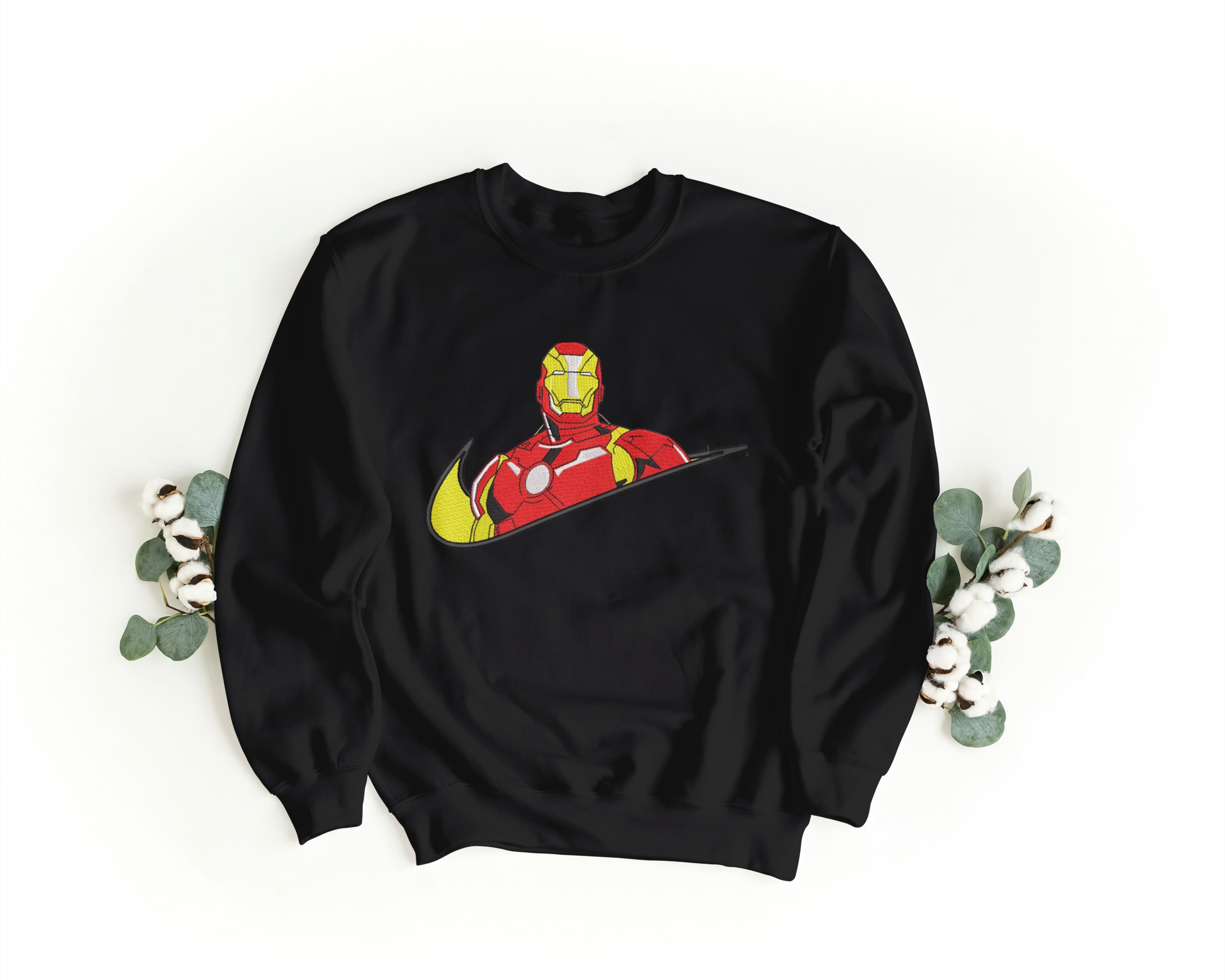 Felpa Ricamata Unisex a Girocollo – Morbida e Confortevole – Design Swoosh Ironman-Biiply