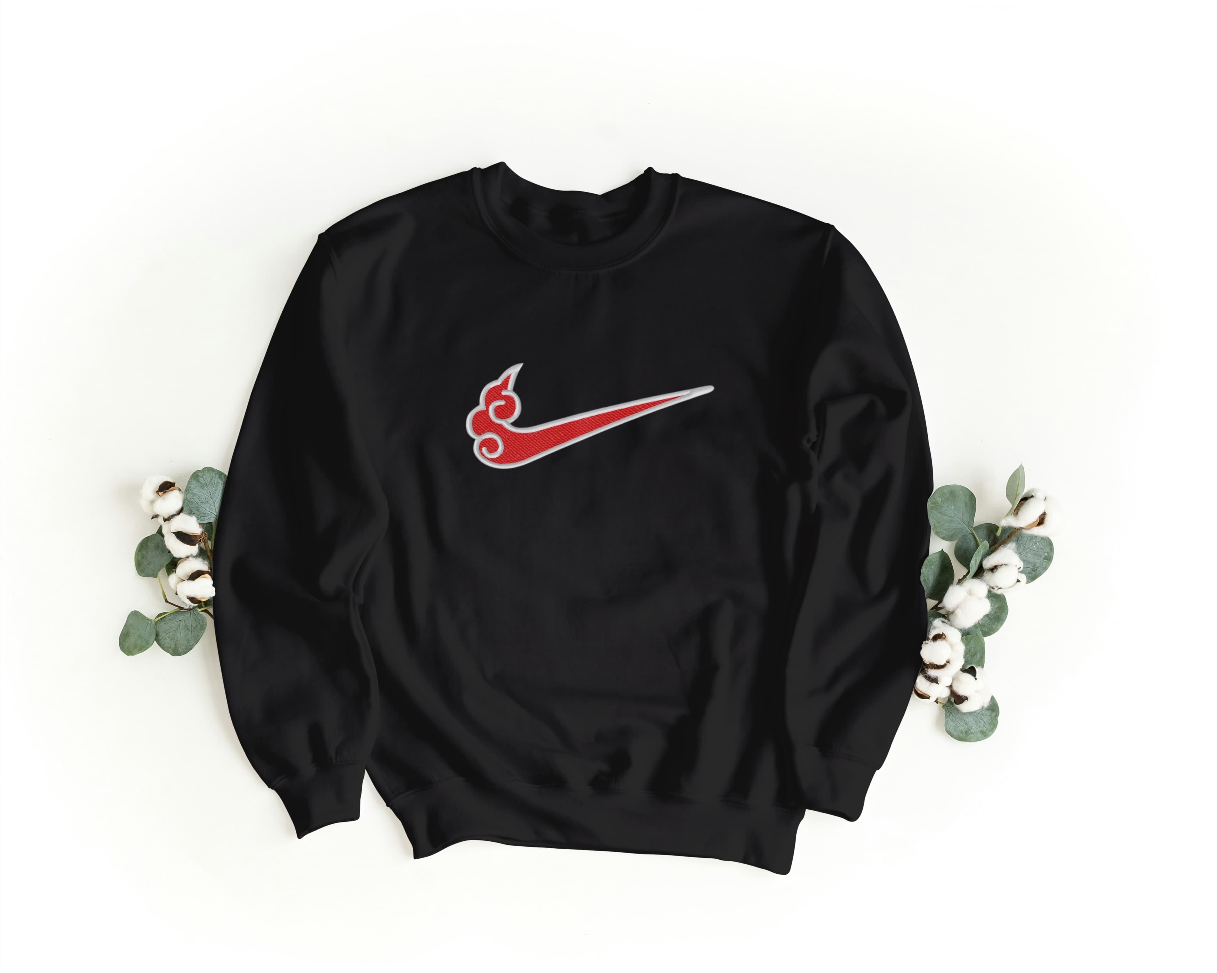 Felpa Ricamata Unisex a Girocollo – Morbida e Confortevole – Design Swoosh Naruto Akatsuki-Biiply