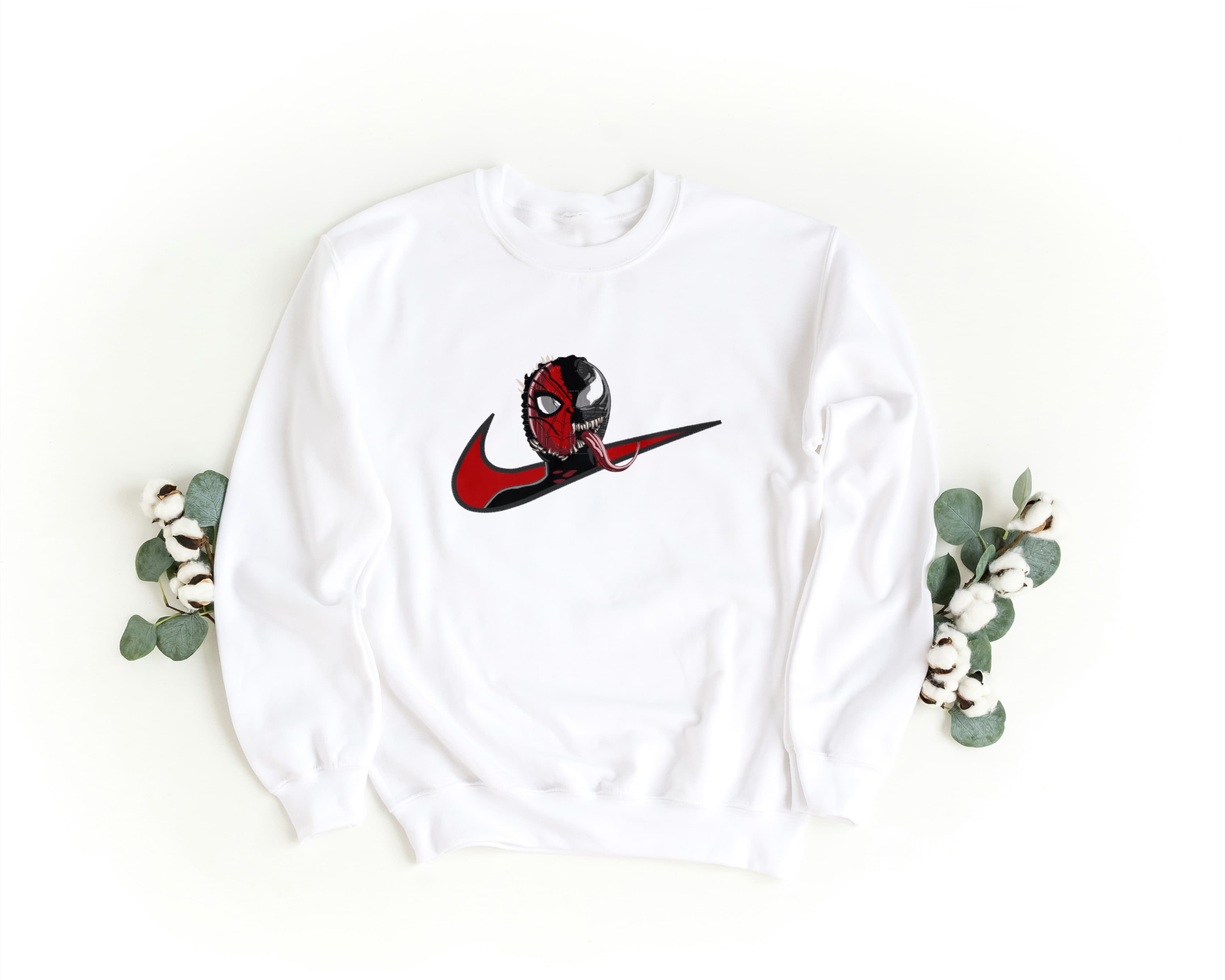 Felpa Ricamata Unisex a Girocollo – Morbida e Confortevole – Design Swoosh Spiderman + Venom-Biiply