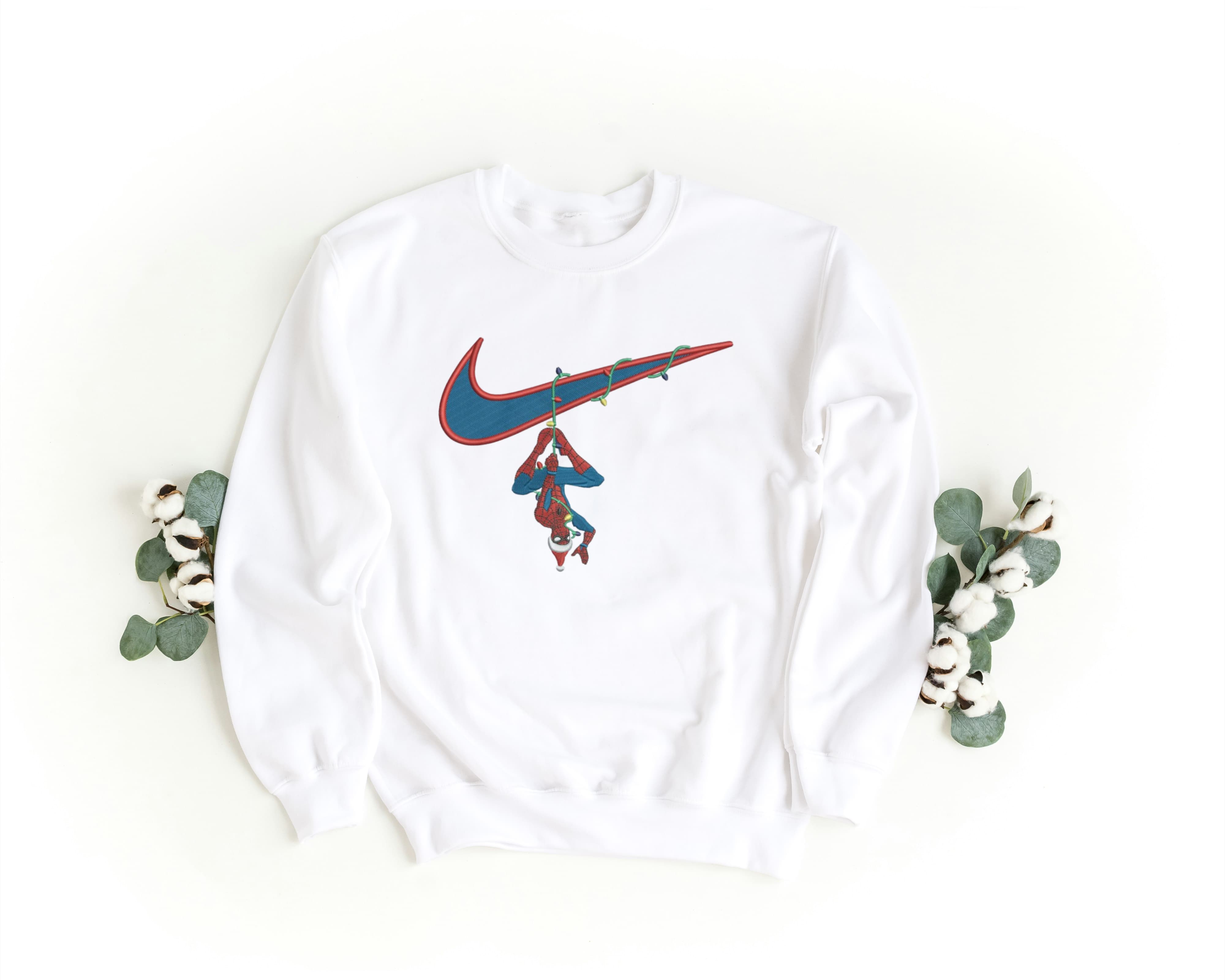 Felpa Ricamata Unisex a Girocollo – Morbida e Confortevole – Design Swoosh + Spiderman Xmas-Biiply
