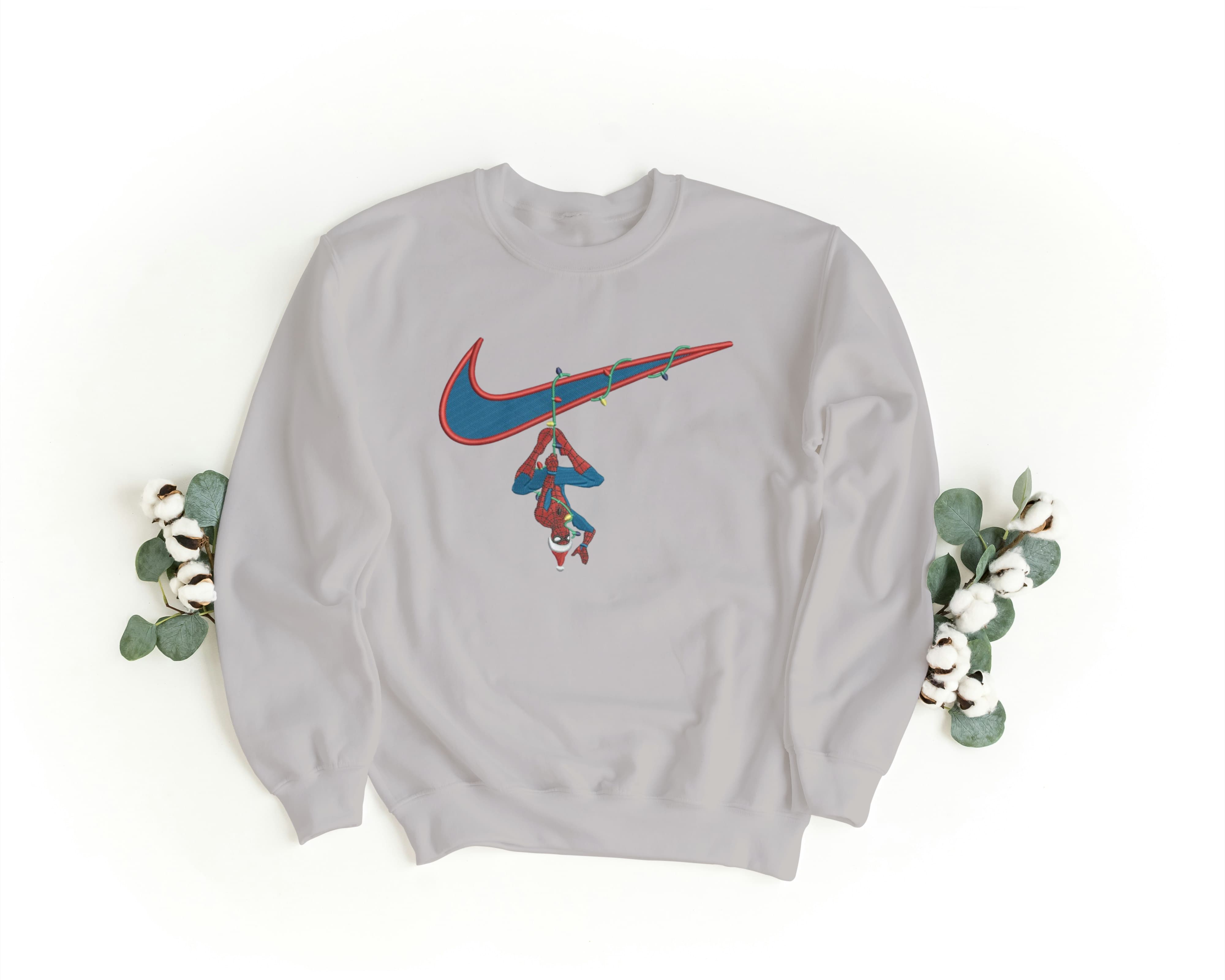Felpa Ricamata Unisex a Girocollo – Morbida e Confortevole – Design Swoosh + Spiderman Xmas-Biiply