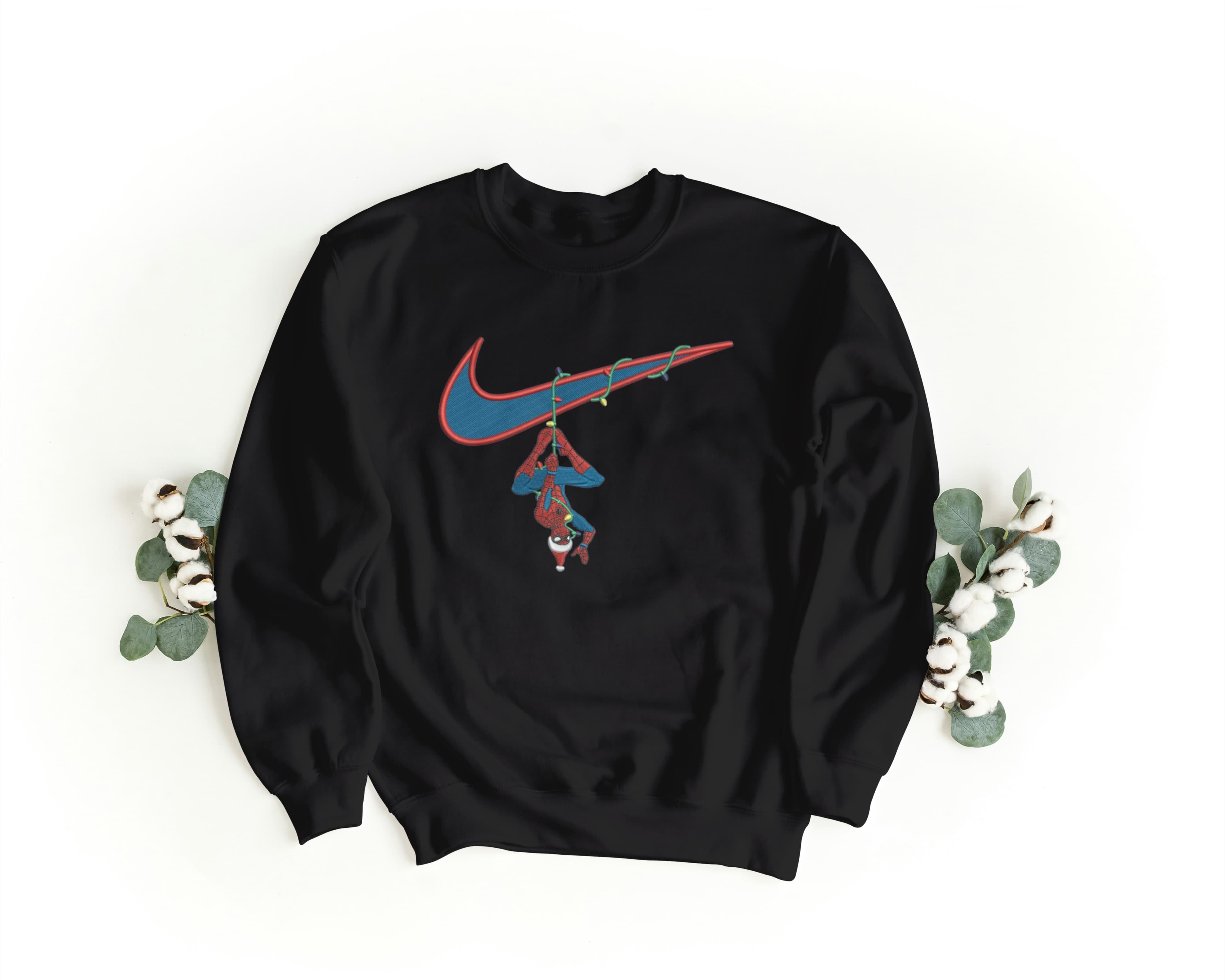 Felpa Ricamata Unisex a Girocollo – Morbida e Confortevole – Design Swoosh + Spiderman Xmas-Biiply