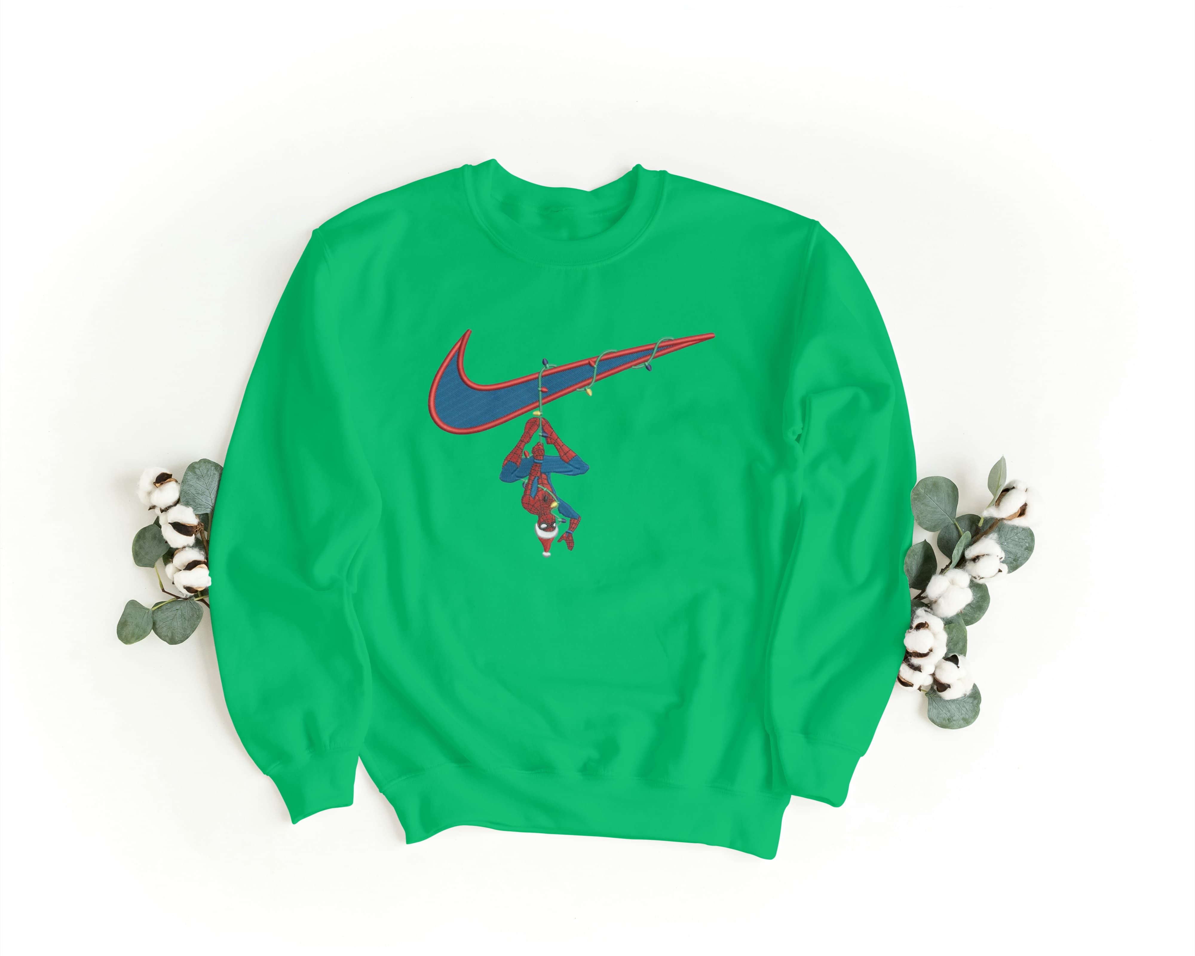 Felpa Ricamata Unisex a Girocollo – Morbida e Confortevole – Design Swoosh + Spiderman Xmas-Biiply