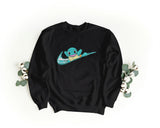 Sudadera Unisex Bordada con Cuello Redondo – Suave y Cómoda – Diseño Swoosh + Squirtle