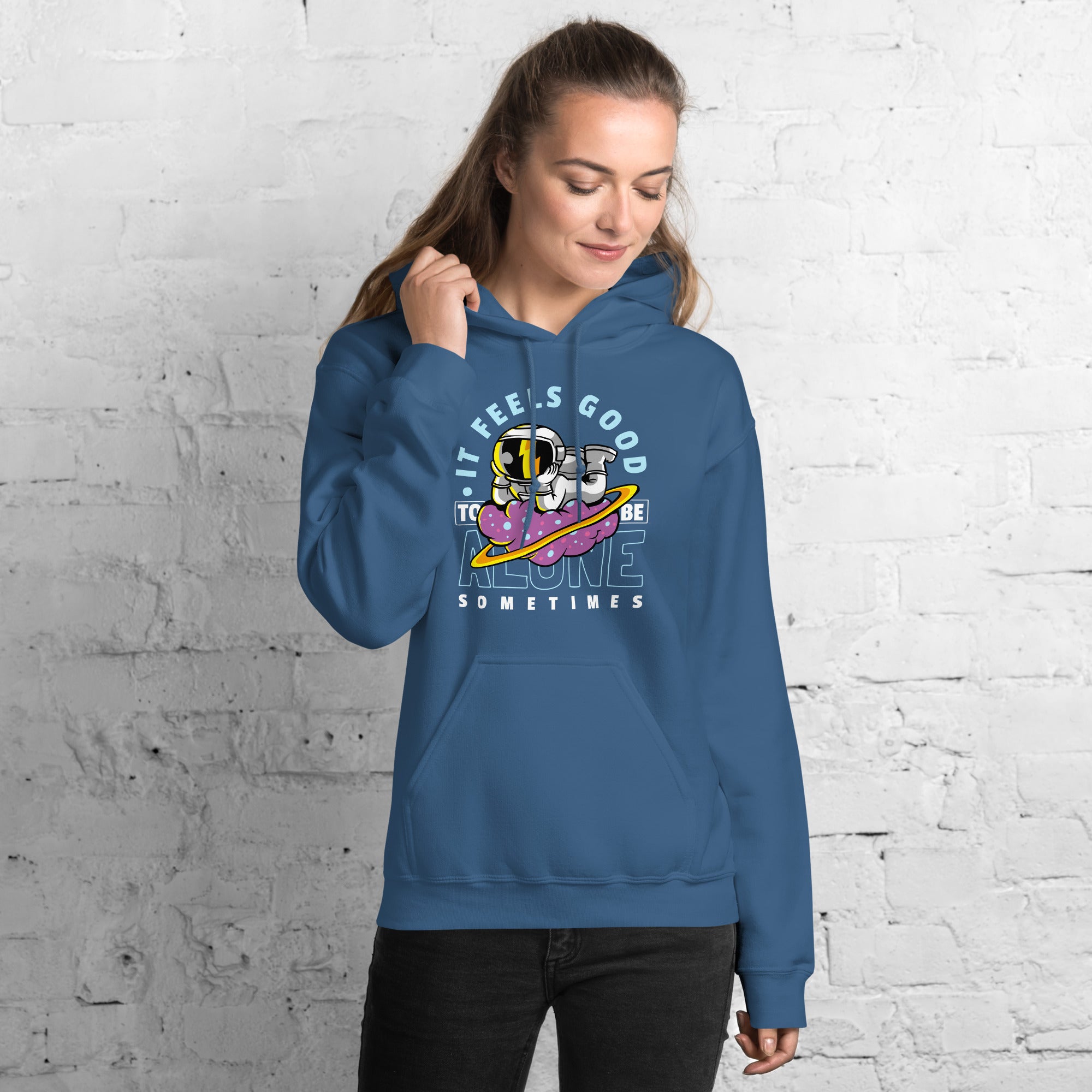 Felpa Stampata Unisex con Cappuccio – Morbida – Design It Feels Good To Be Alone-Biiply