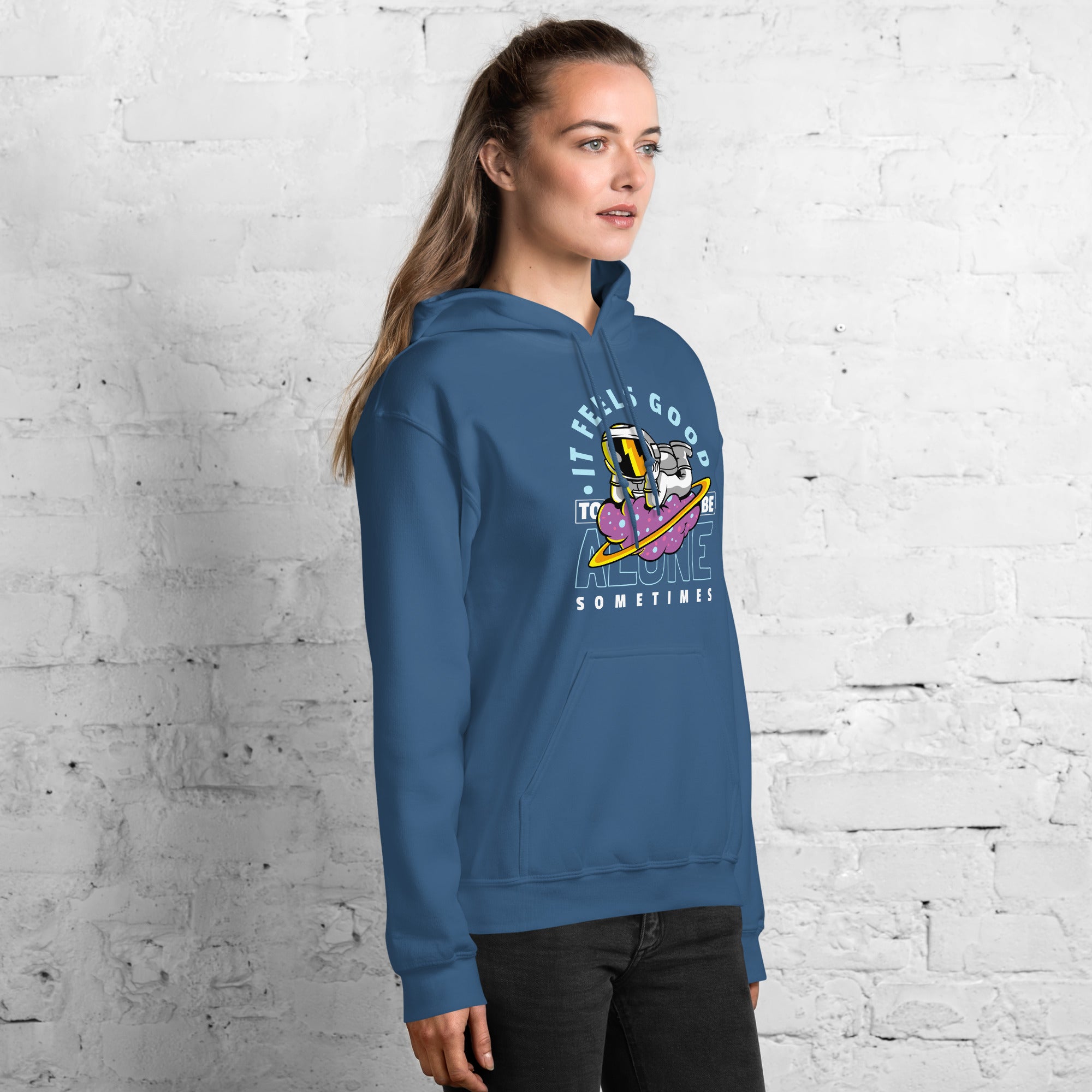 Felpa Stampata Unisex con Cappuccio – Morbida – Design It Feels Good To Be Alone-Biiply