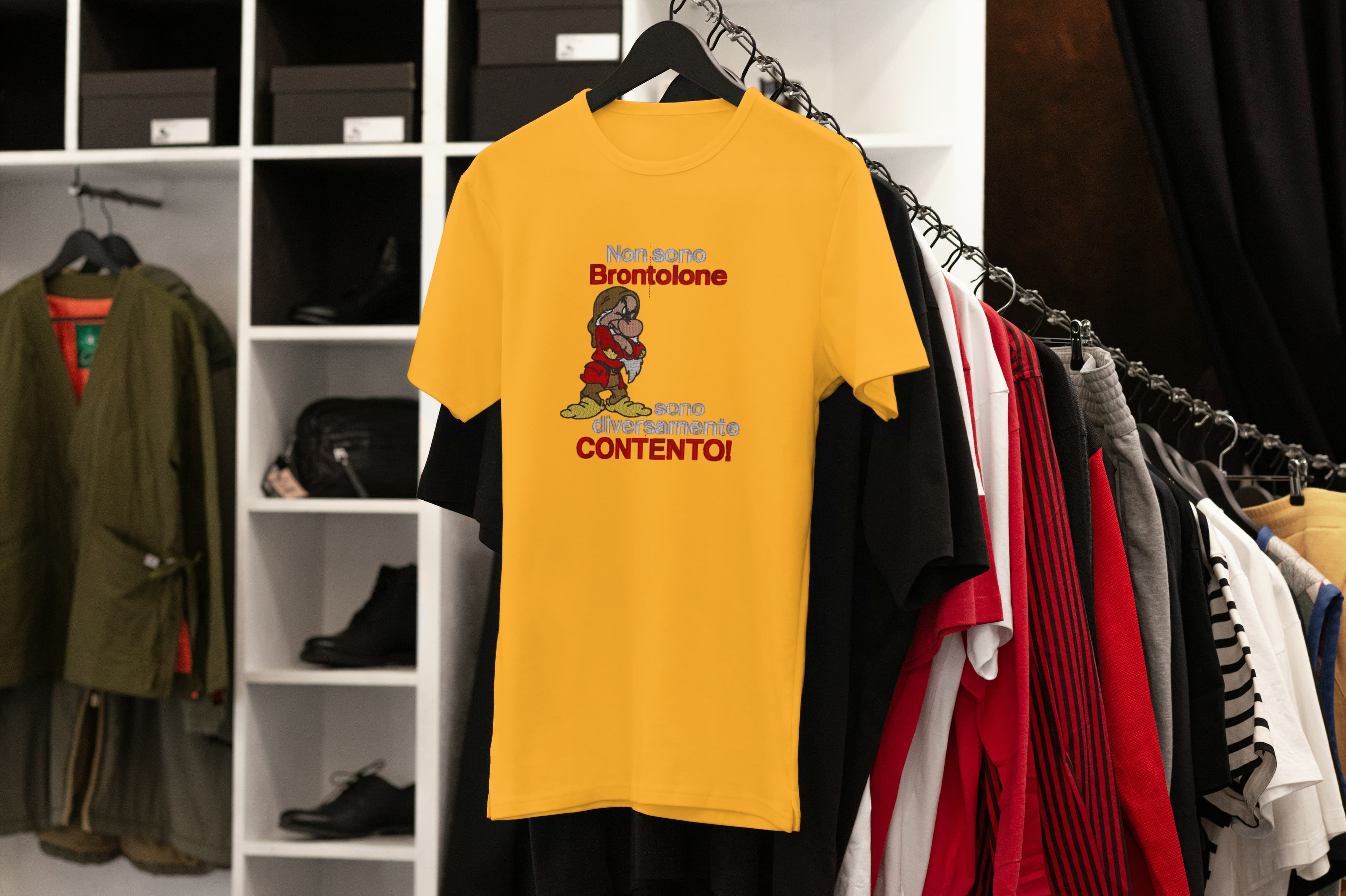 T-Shirt Unisex Ricamata 100% Cotone – Confortevole – Design Non sono Brontolone Sono Diversamente Contento