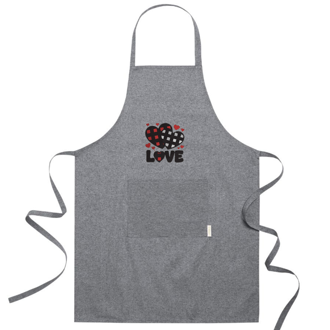 Grembiule in Cotone Riciclato – Sostenibile e Pratico – Cucina e Lavoro – Design Ricamato Scritta Love con Cuori a scacchi-Biiply