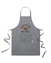 Grembiule in Cotone Riciclato o Poliestere e Cotone – Sostenibile e Pratico – Cucina e Lavoro – Design Ricamato Con scritta Papà il re del grill-Biiply