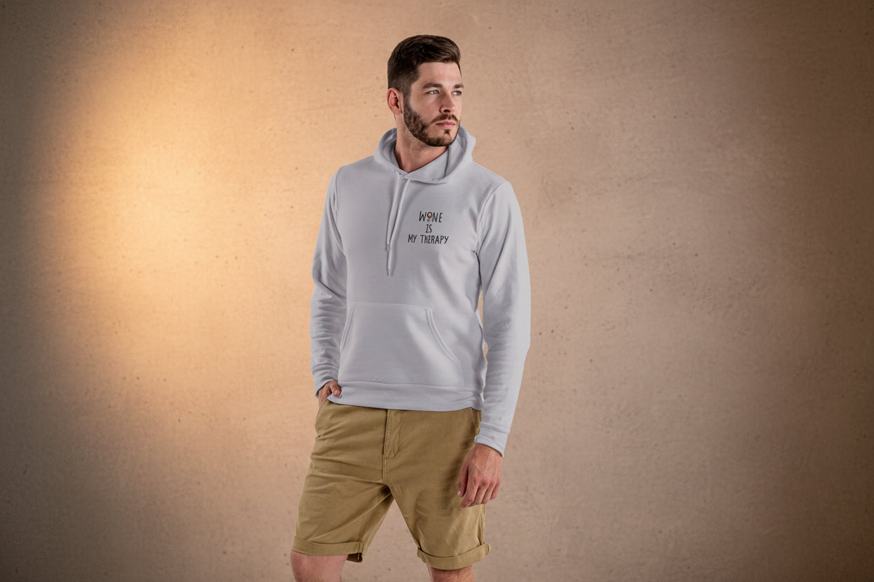 Sudadera con capucha unisex bordada – Suave y cómoda – Diseño Wine is my therapy