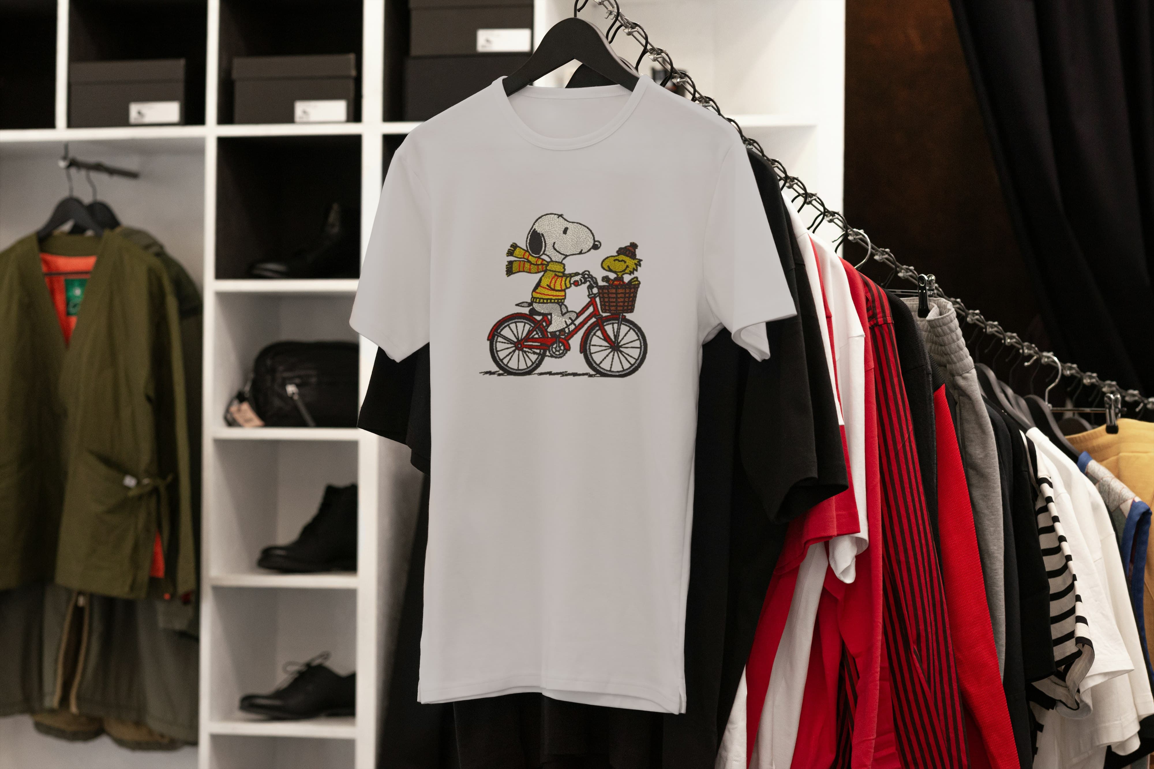 T-Shirt Unisex Ricamata 100% Cotone – Confortevole – Design Snoopy sulla bici