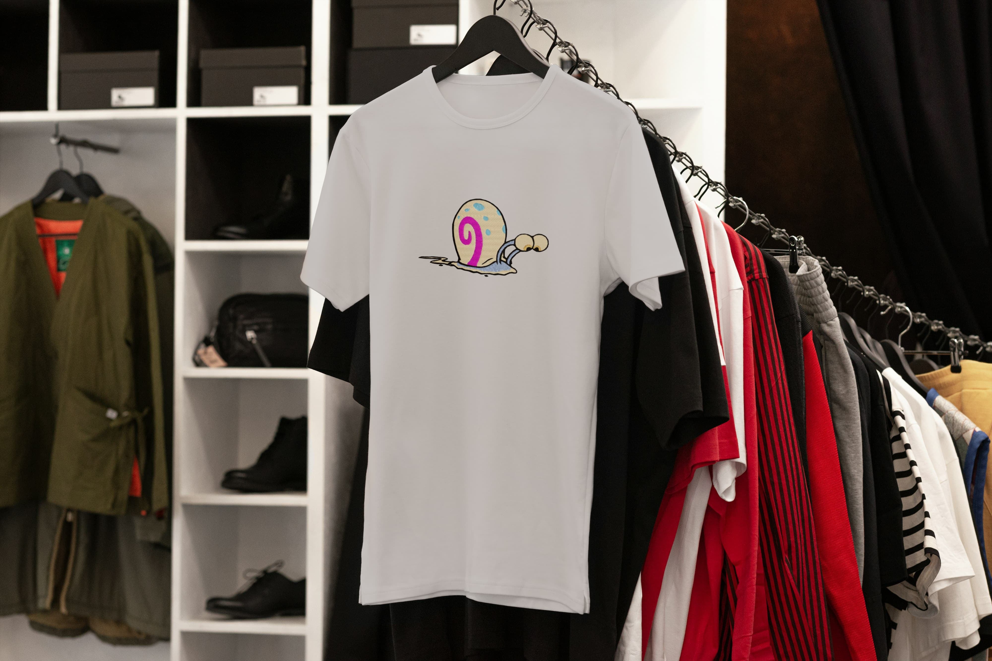 T-Shirt Unisex Ricamata 100% Cotone – Confortevole – Design Lumaca Gary
