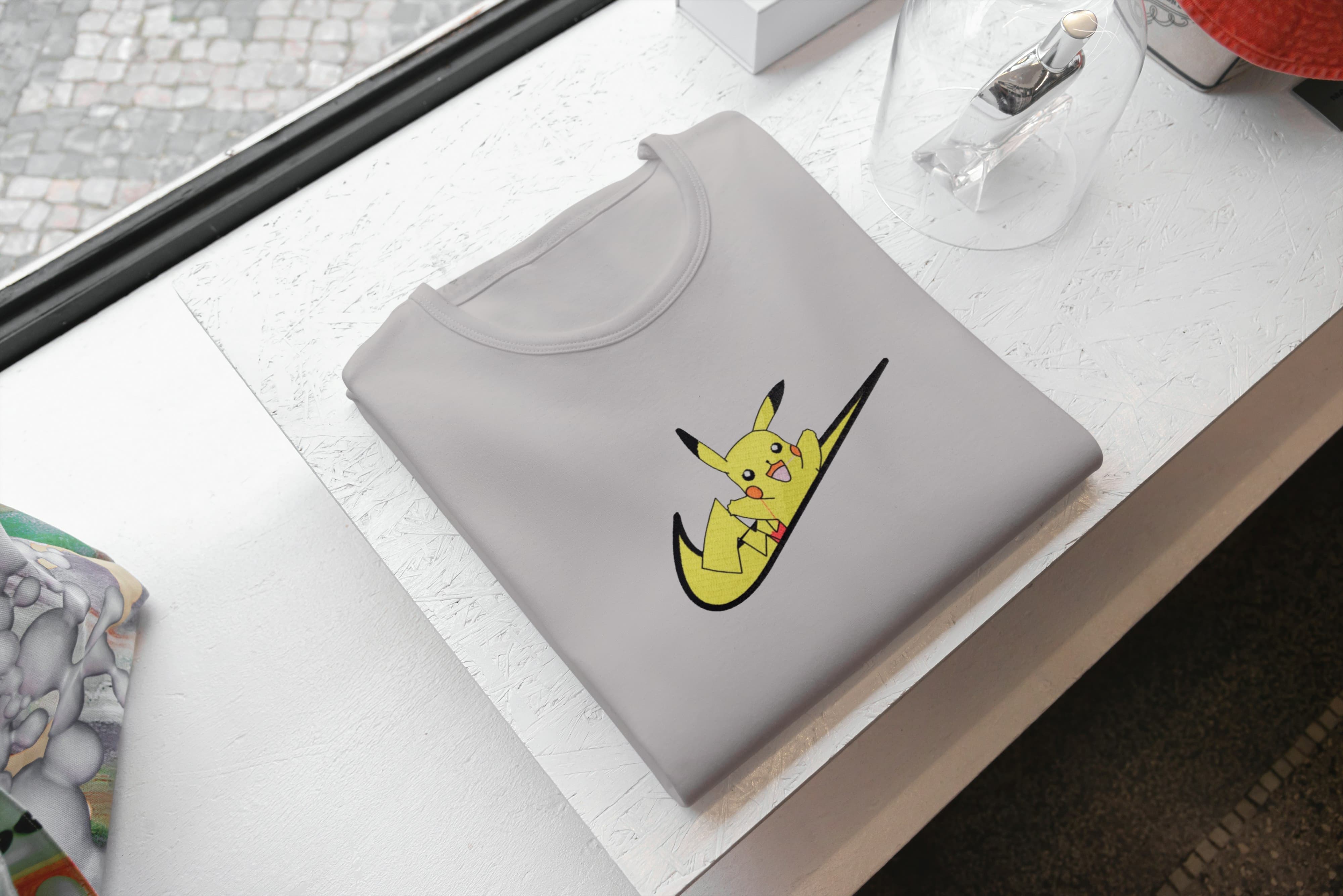 T-Shirt Unisex Ricamata 100% Cotone – Confortevole – Design Swoosh Pikachu