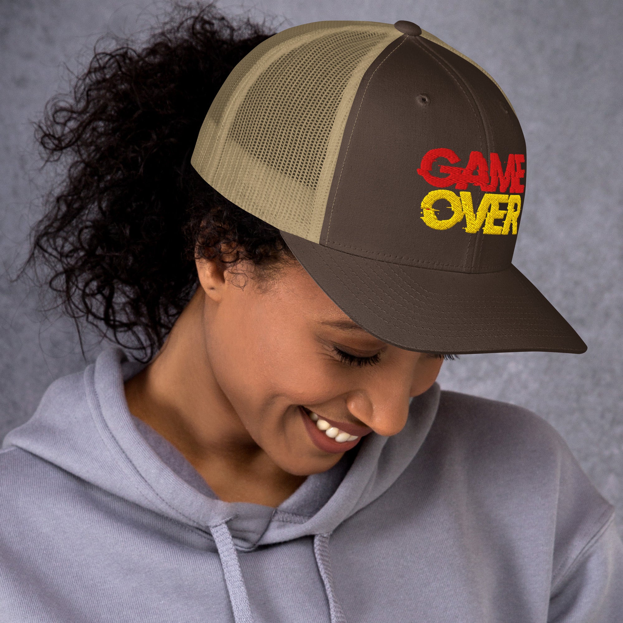 Foto di - Cappellino Ricamato unisex in cotone chino – Stile Streetwear visiera curva - Game Over-Ricamati-Biiply