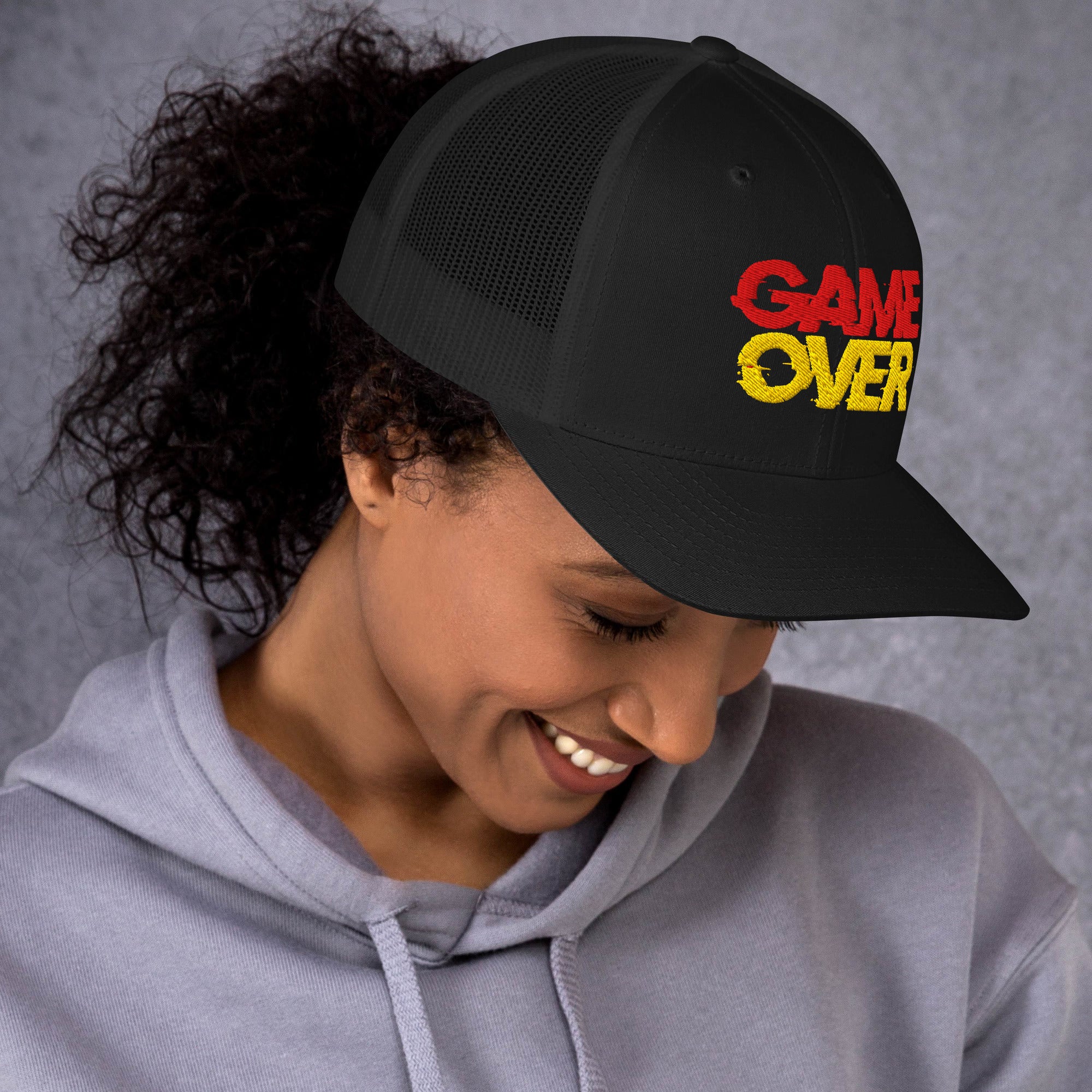 Foto di - Cappellino Ricamato unisex in cotone chino – Stile Streetwear visiera curva - Game Over-Ricamati-Biiply