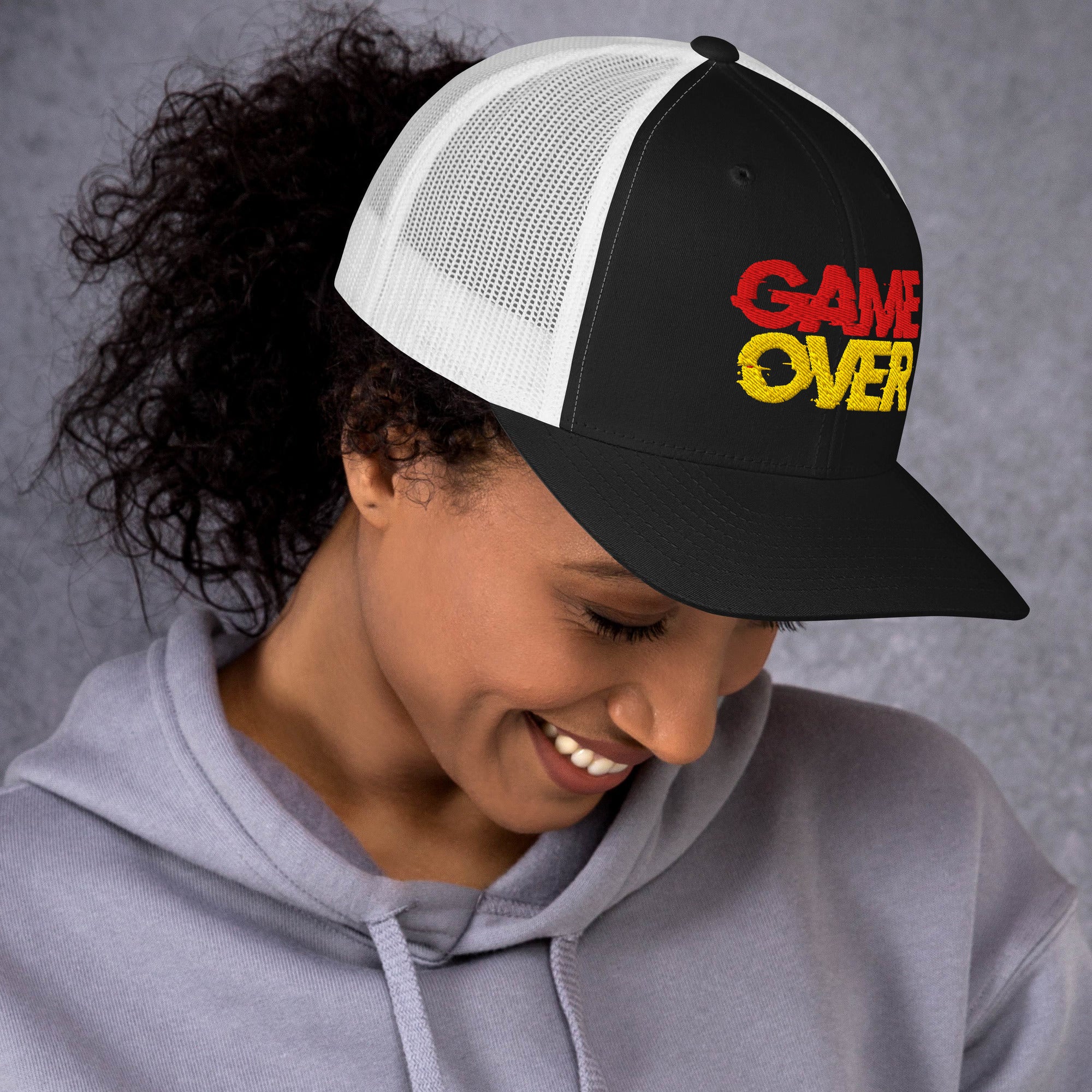 Foto di - Cappellino Ricamato unisex in cotone chino – Stile Streetwear visiera curva - Game Over-Ricamati-Biiply