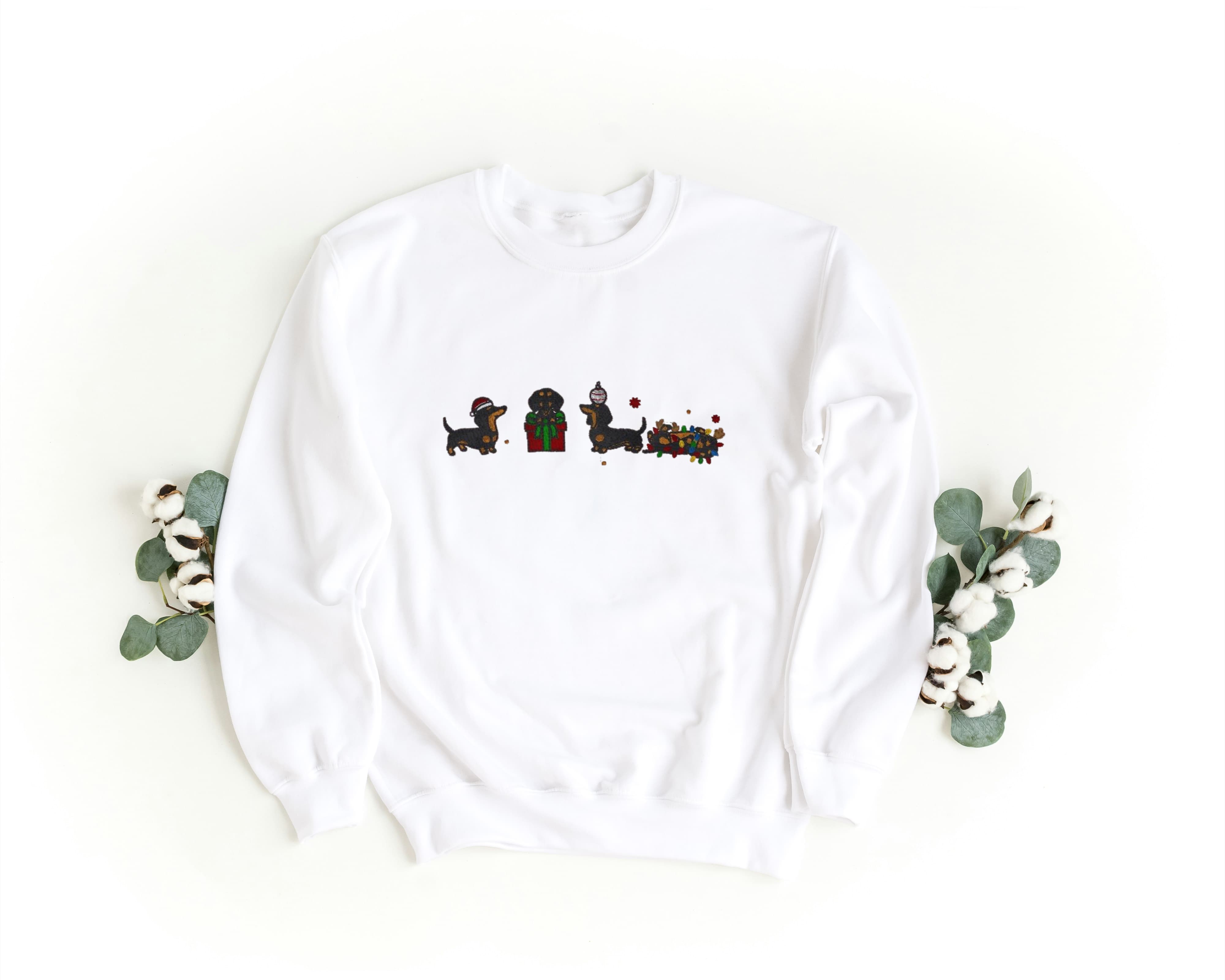 Foto di - Felpa Ricamata Unisex – Morbida – Stile Streetwear – Bassotti Natalizi-Ricamati-Biiply