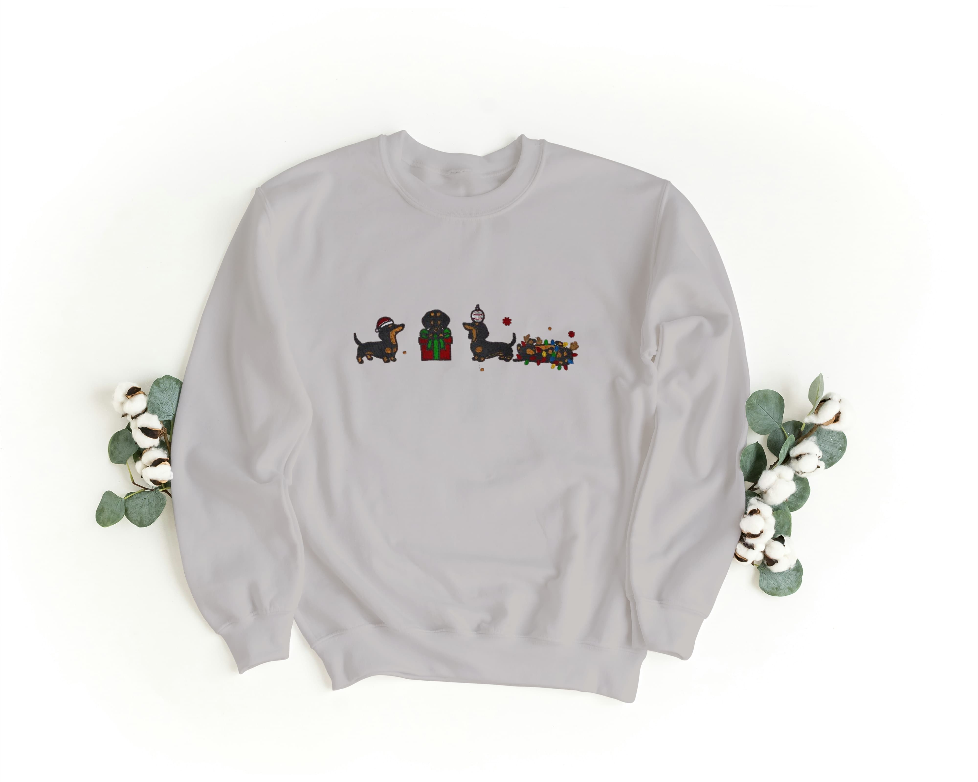 Foto di - Felpa Ricamata Unisex – Morbida – Stile Streetwear – Bassotti Natalizi-Ricamati-Biiply