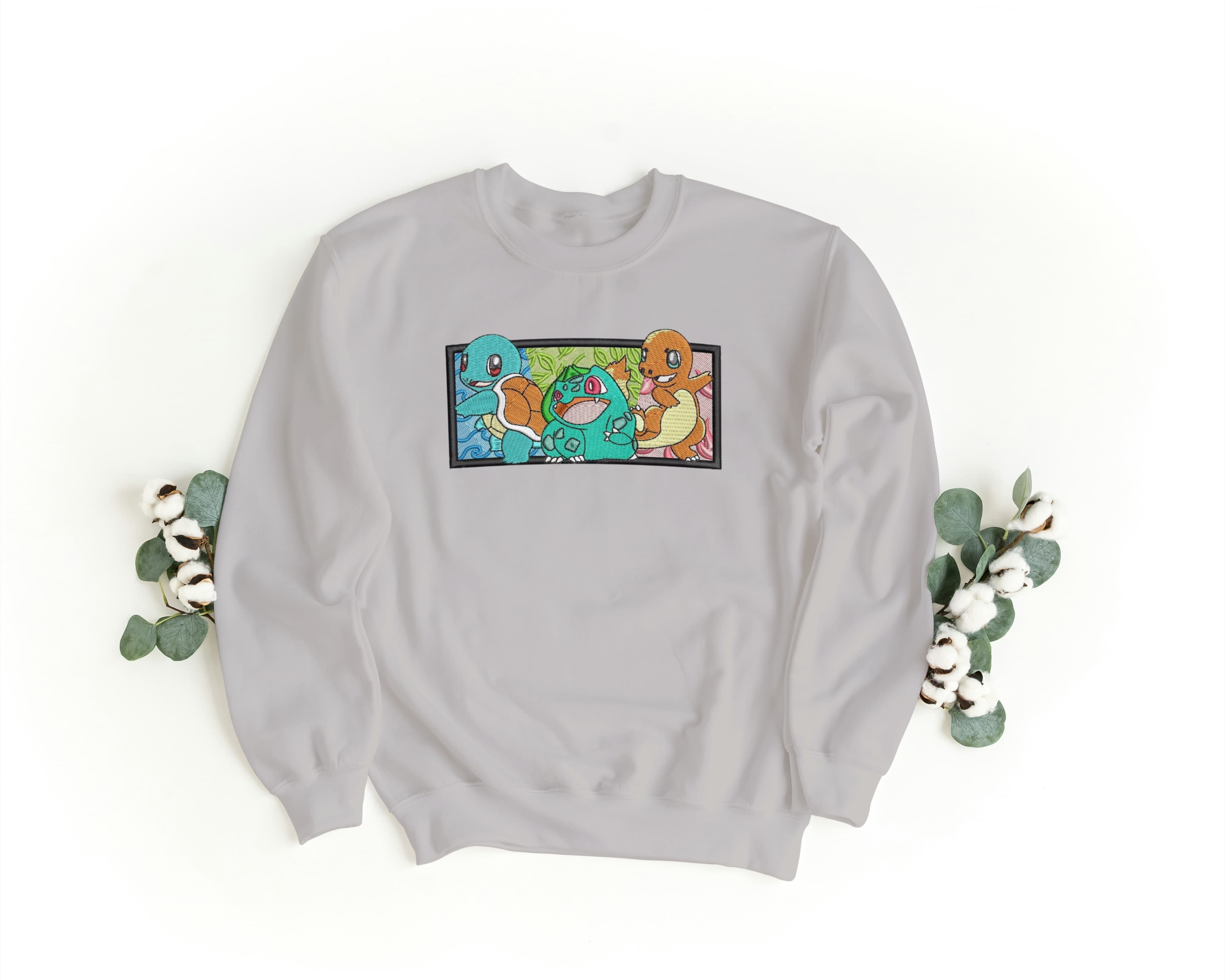 Foto di - Felpa Ricamata Unisex – Morbida – Stile Streetwear – Bulbasaur Charmander Squirtle-Ricamati-Biiply