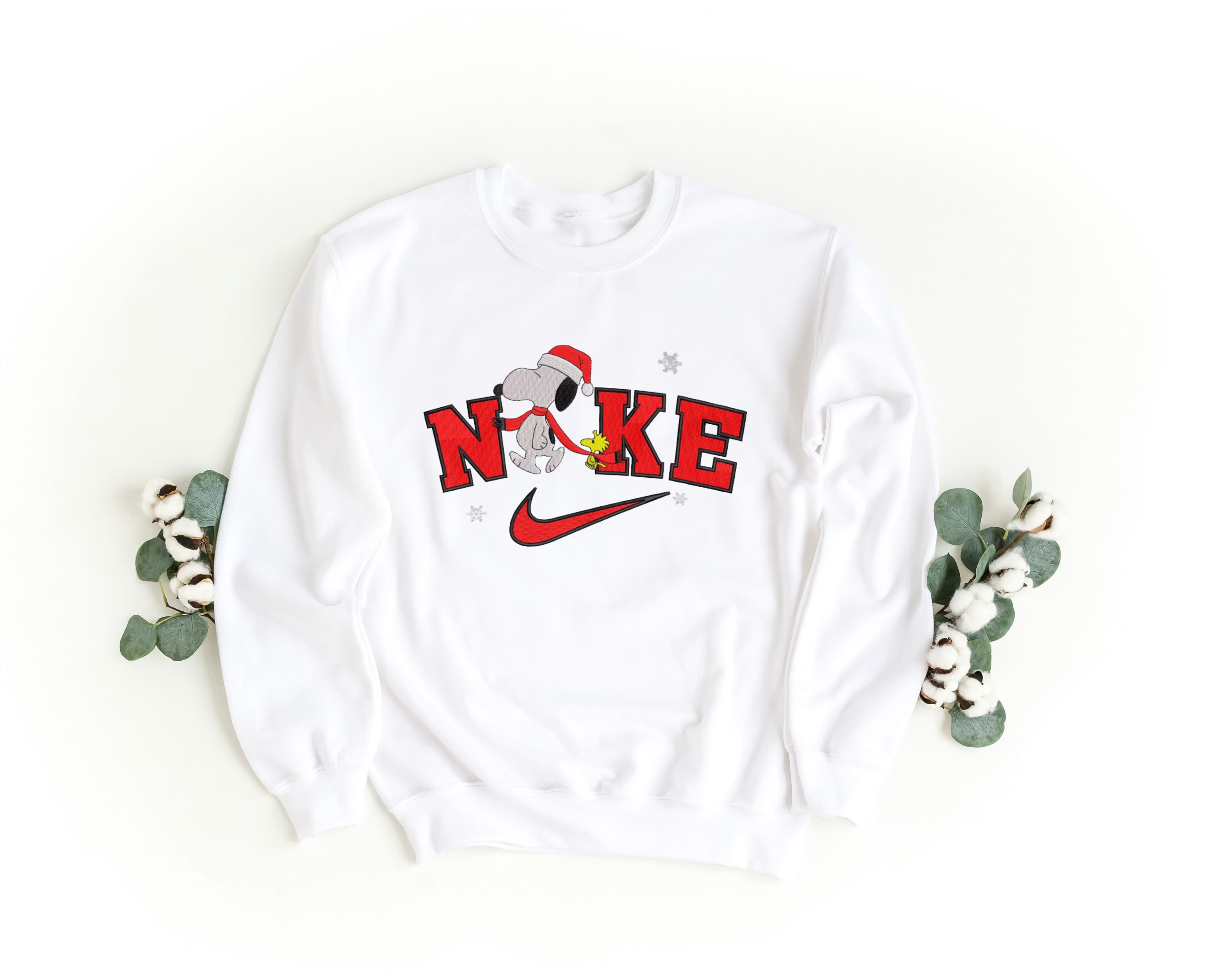 Foto di - Felpa Ricamata Unisex – Morbida – Stile Streetwear – Snoopy Natalizio-Ricamati-Biiply