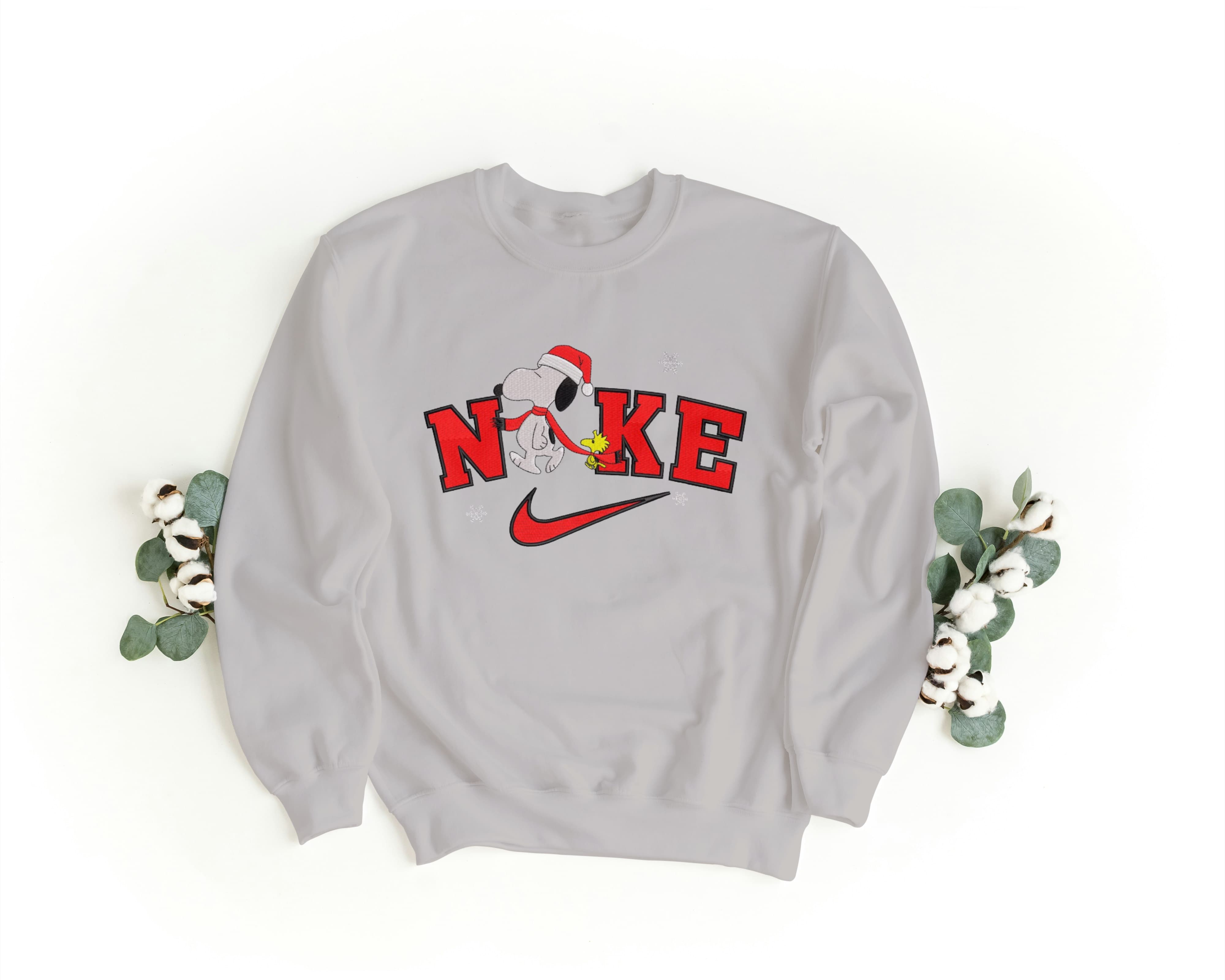 Foto di - Felpa Ricamata Unisex – Morbida – Stile Streetwear – Snoopy Natalizio-Ricamati-Biiply