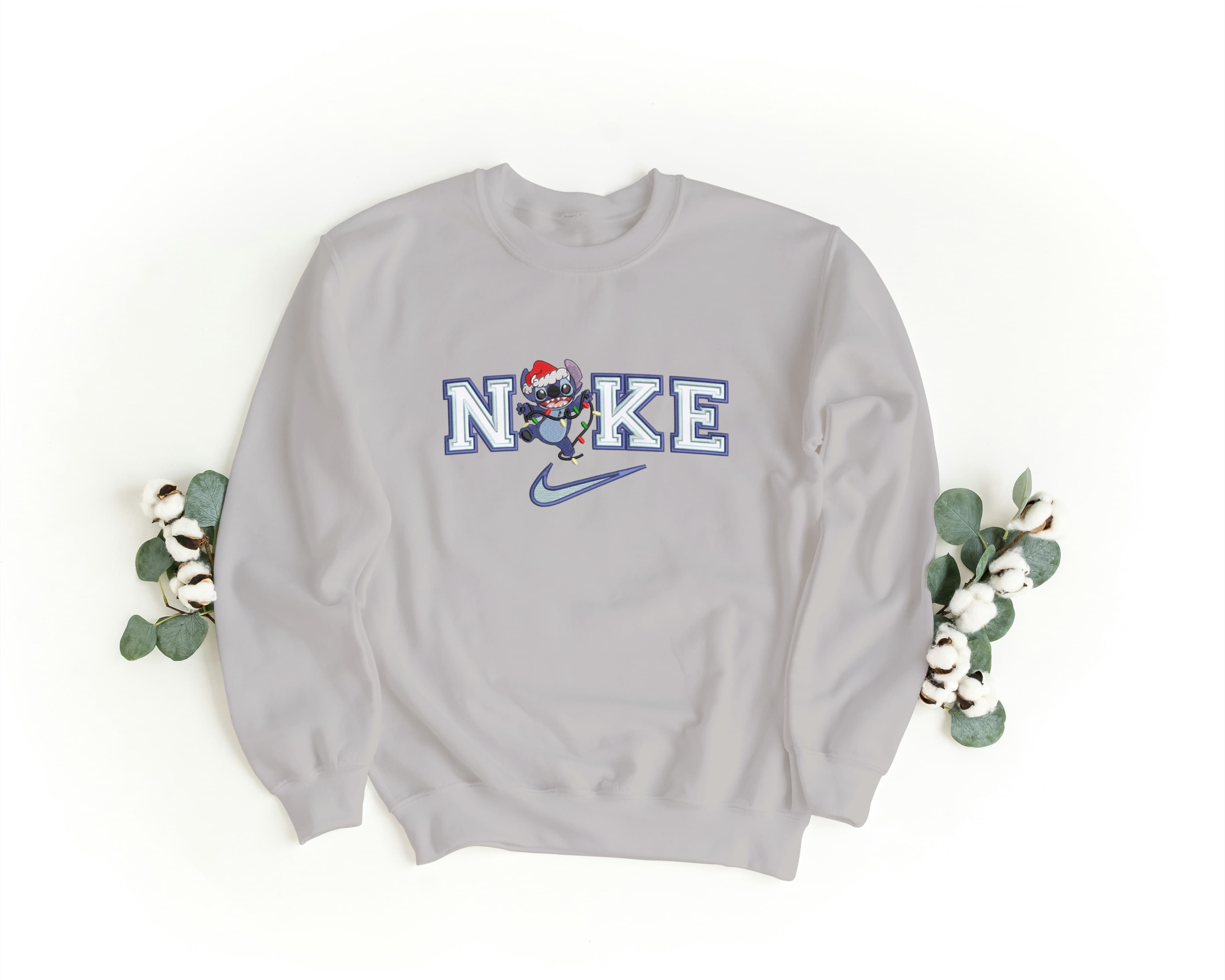 Foto di - Felpa Ricamata Unisex – Morbida – Stile Streetwear – Stich Natalizio-Ricamati-Biiply