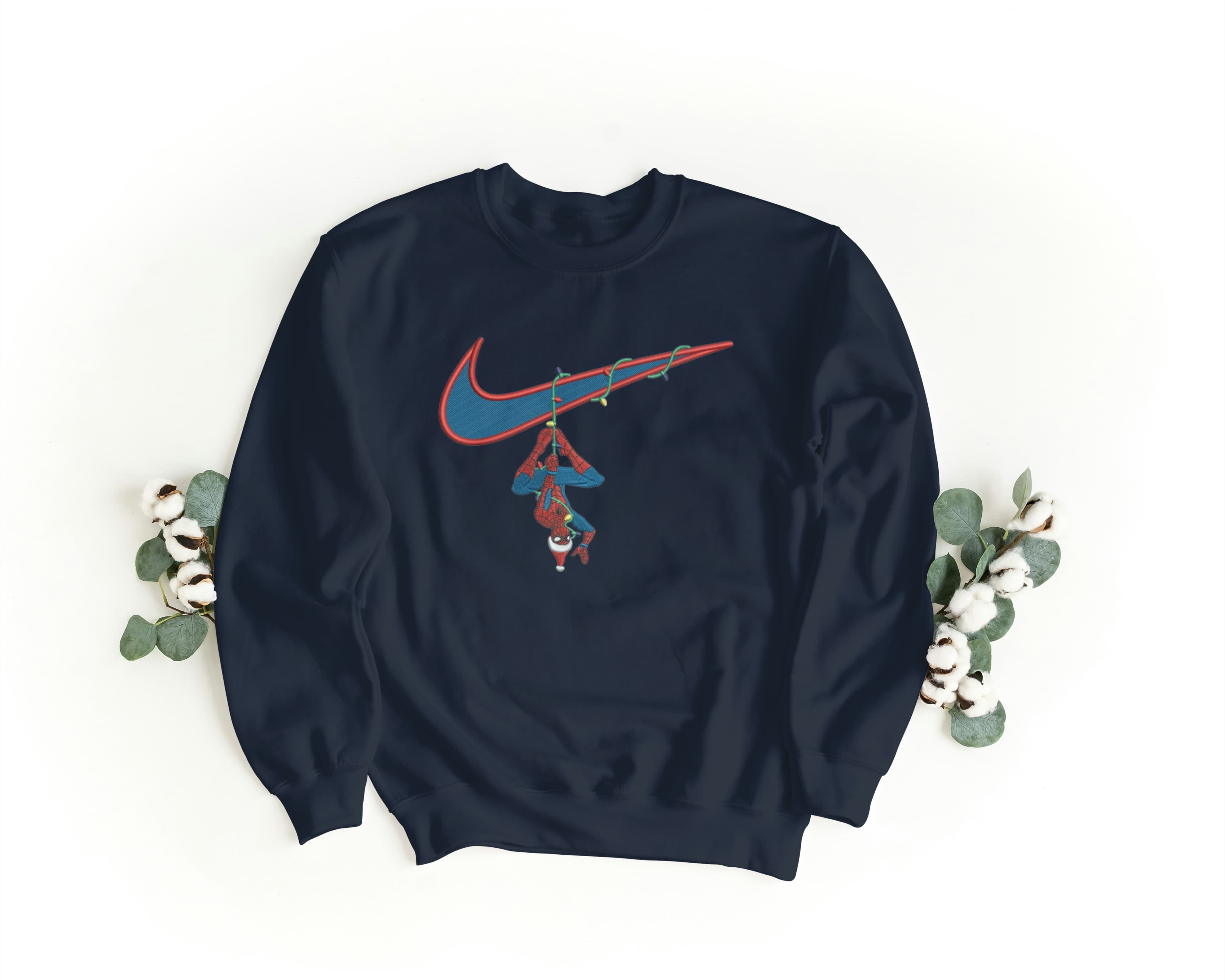 Foto di - Felpa Ricamata Unisex – Morbida – Stile Streetwear – Swoosh + Spiderman Xmas-Ricamati-Biiply