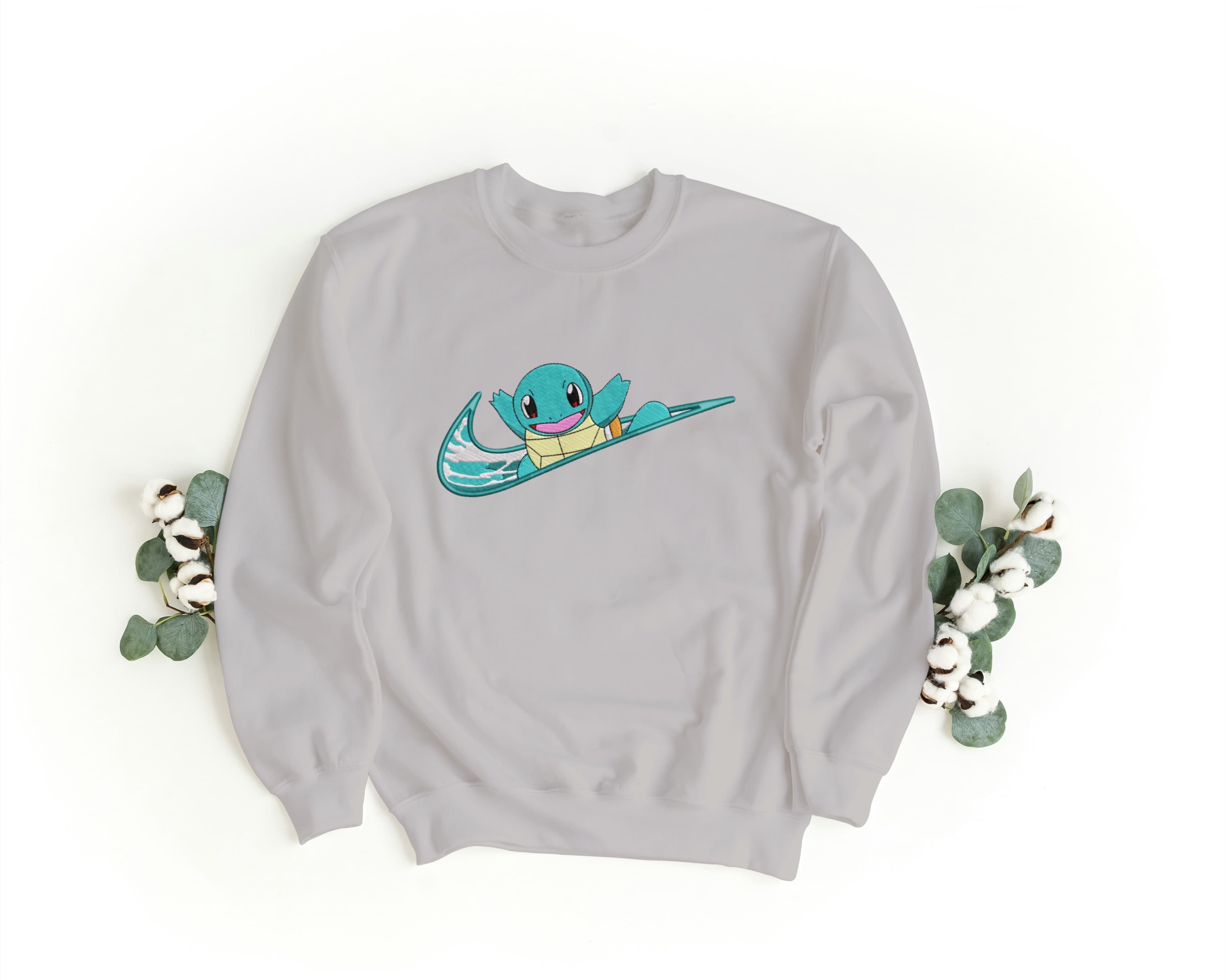 Foto di - Felpa Ricamata Unisex – Morbida – Stile Streetwear – Swoosh + Squitle-Ricamati-Biiply