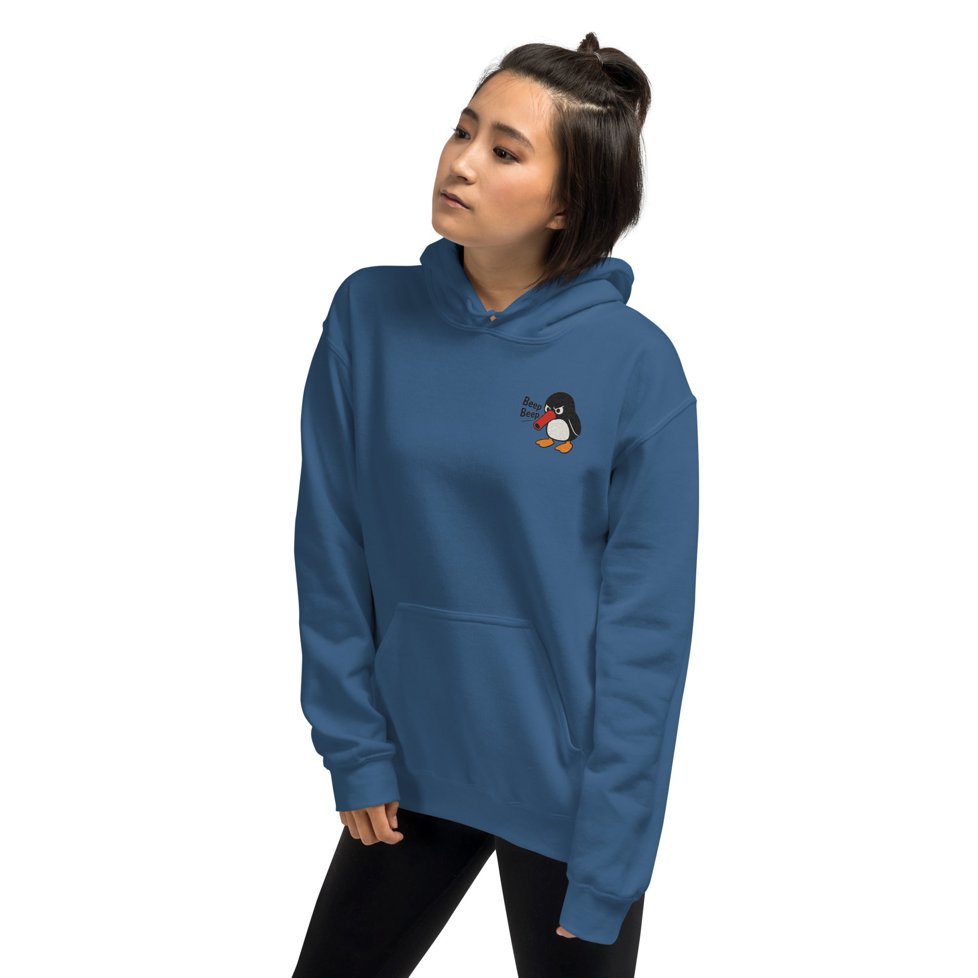 Foto di - Felpa Ricamata Unisex – Morbida con Cappuccio e Tasca Frontale – Stile Streetwear – Beep Beep Pinguino-Ricamati-Biiply