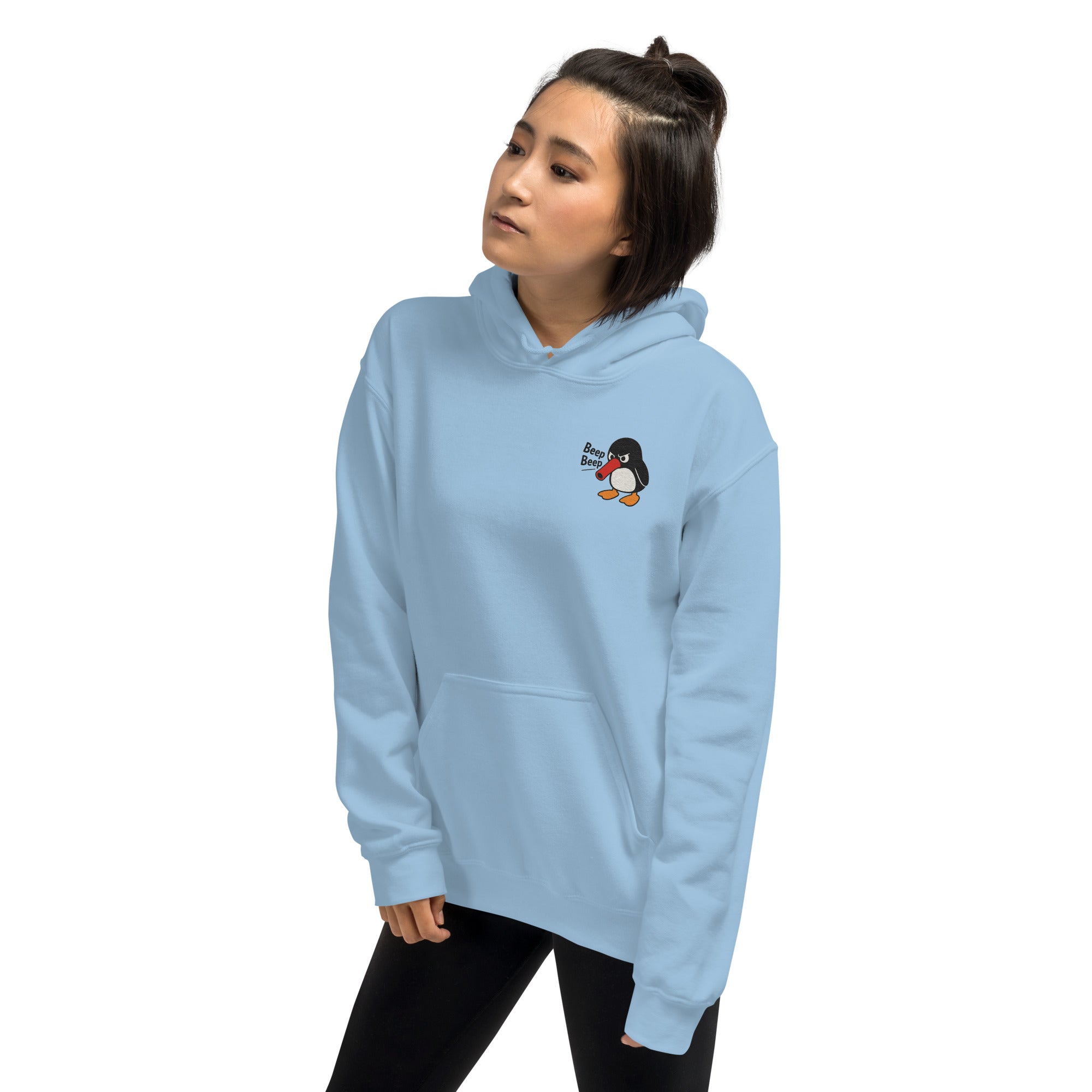 Foto di - Felpa Ricamata Unisex – Morbida con Cappuccio e Tasca Frontale – Stile Streetwear – Beep Beep Pinguino-Ricamati-Biiply