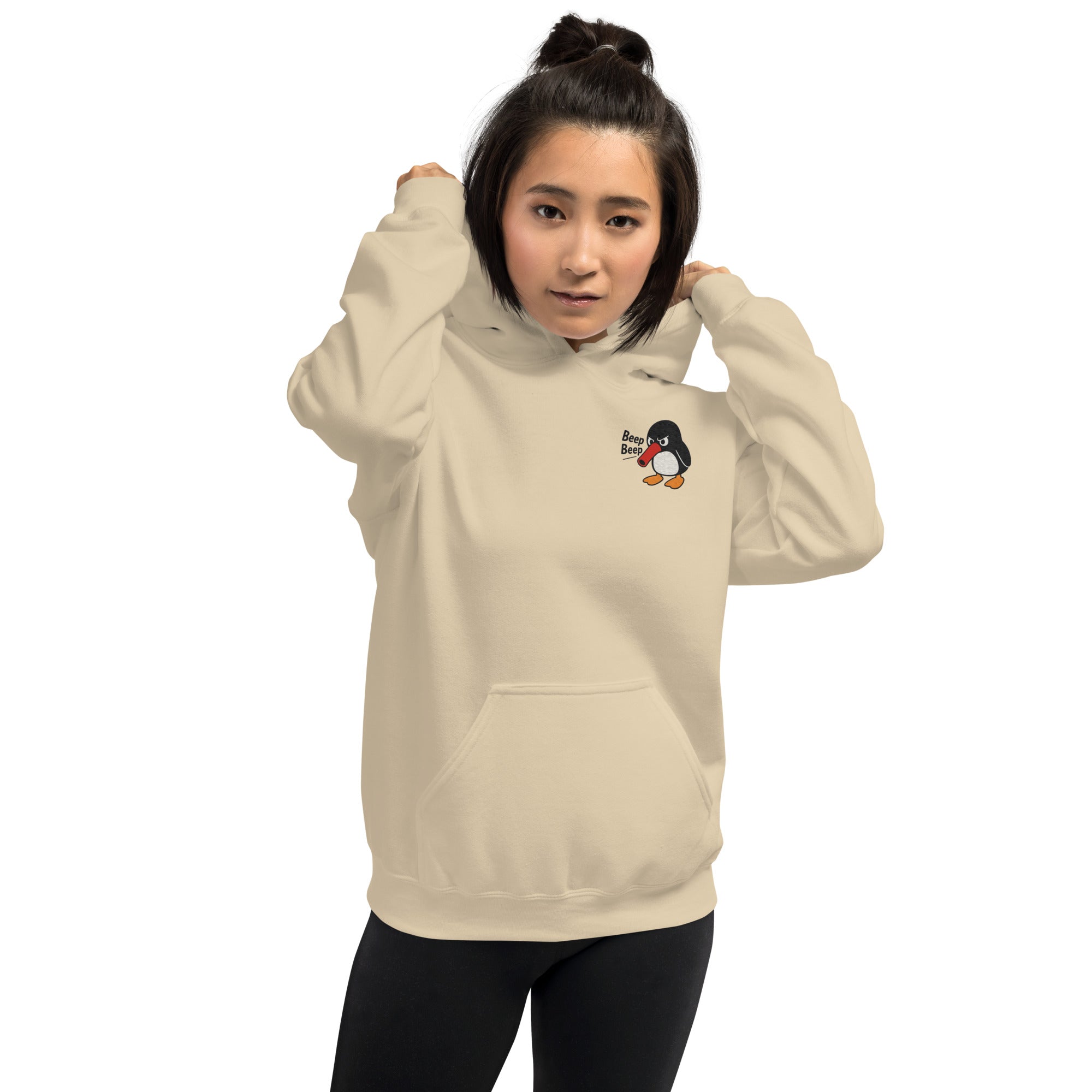 Foto di - Felpa Ricamata Unisex – Morbida con Cappuccio e Tasca Frontale – Stile Streetwear – Beep Beep Pinguino-Ricamati-Biiply
