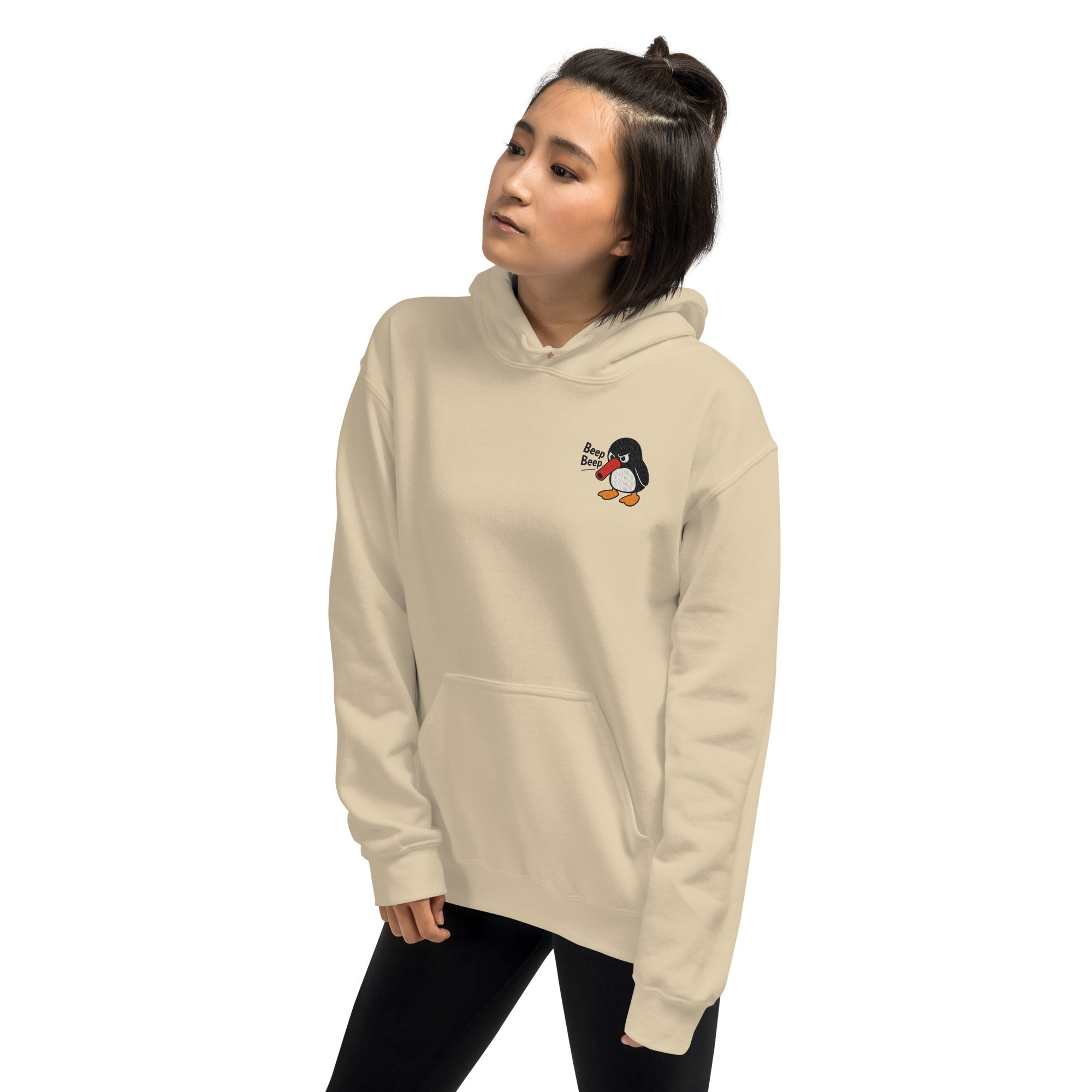 Foto di - Felpa Ricamata Unisex – Morbida con Cappuccio e Tasca Frontale – Stile Streetwear – Beep Beep Pinguino-Ricamati-Biiply