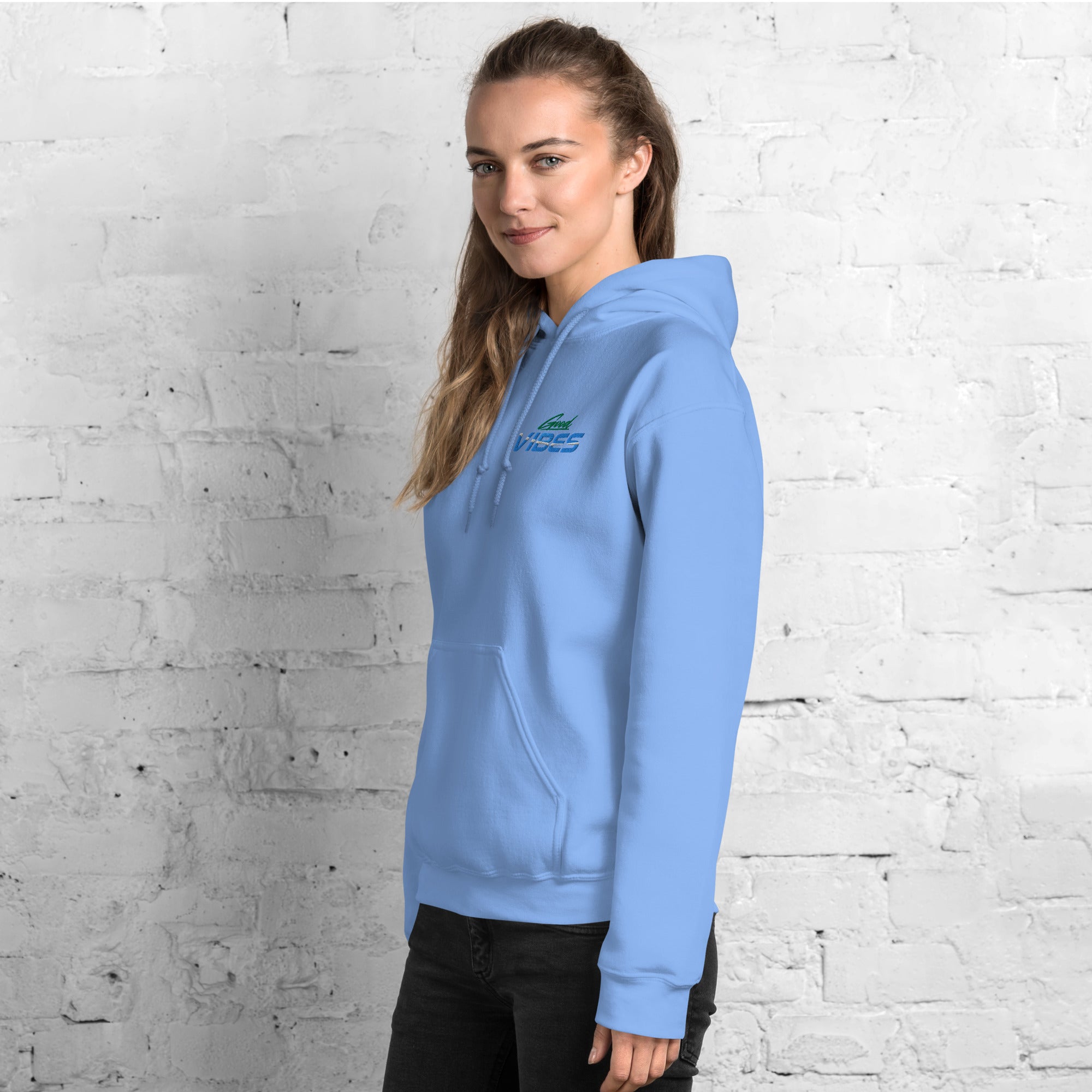 Foto di - Felpa Ricamata Unisex – Morbida con Cappuccio e Tasca Frontale – Stile Streetwear – Good Vibes-Ricamati-Biiply