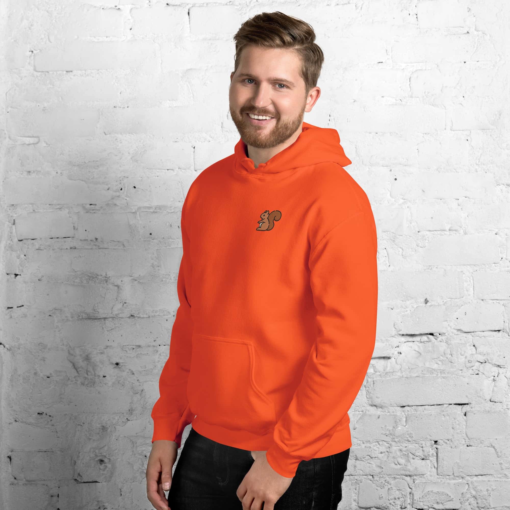 Foto di - Felpa Ricamata Unisex – Morbida con Cappuccio e Tasca Frontale – Stile Streetwear – Scoiattolo-Ricamati-Biiply