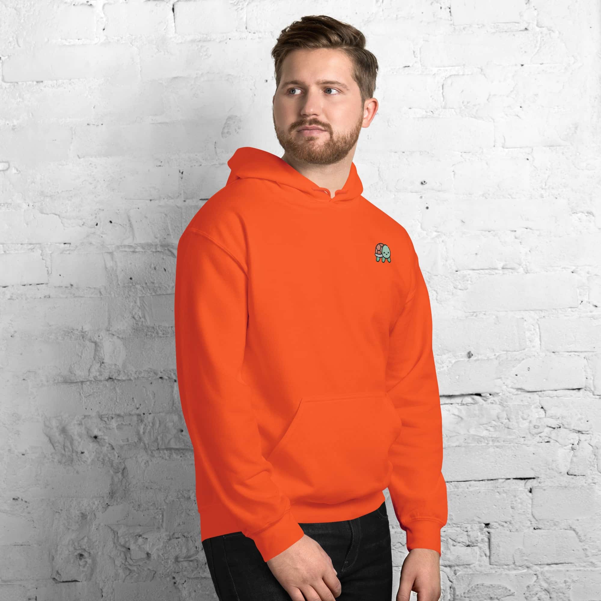 Foto di - Felpa Ricamata Unisex – Morbida con Cappuccio e Tasca Frontale – Stile Streetwear – Tartarughina-Ricamati-Biiply