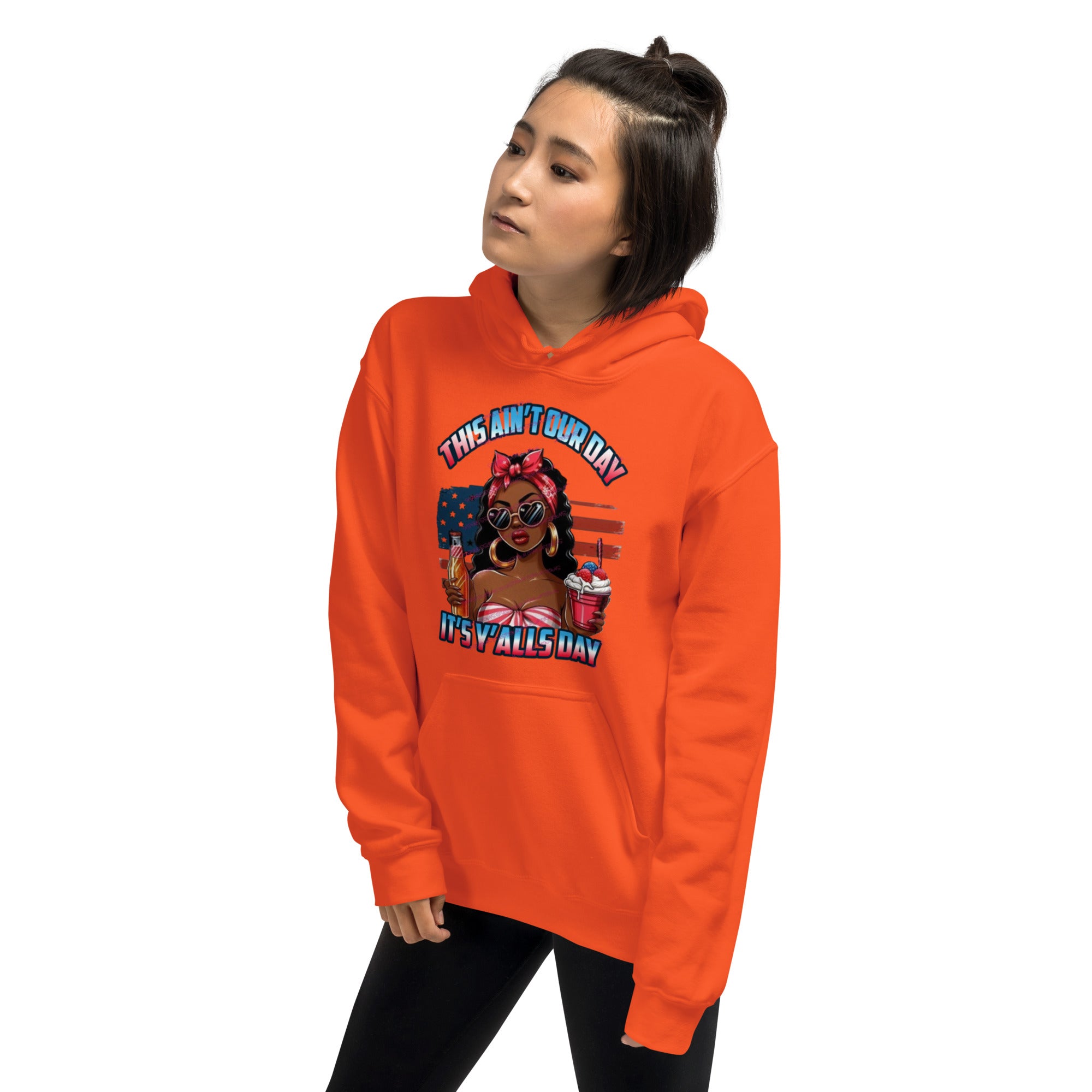 Foto di - Felpa Stampata Unisex – Morbida con Cappuccio e Tasca Frontale – Stile Streetwear – This Ain't our Day-DTG-Biiply