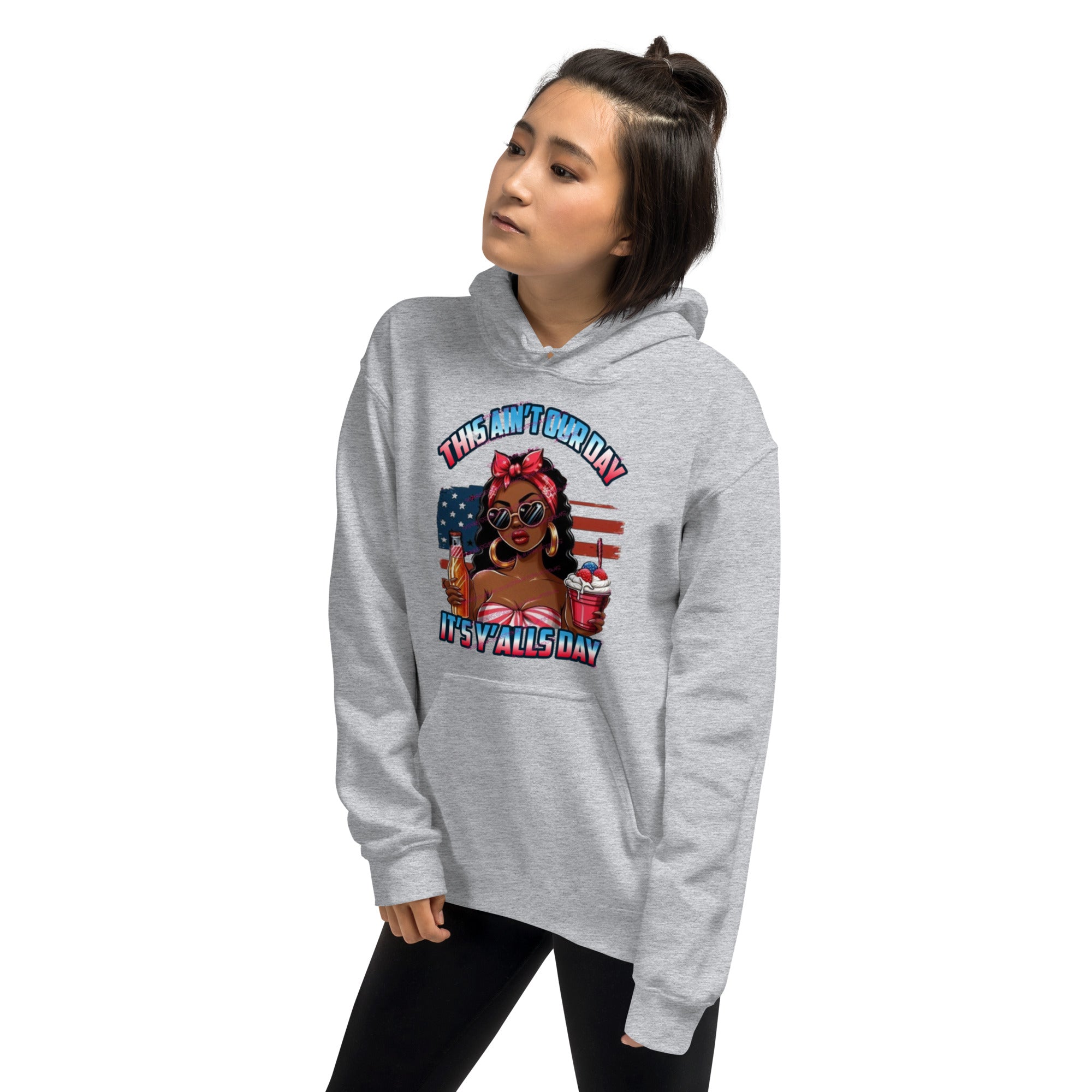 Foto di - Felpa Stampata Unisex – Morbida con Cappuccio e Tasca Frontale – Stile Streetwear – This Ain't our Day-DTG-Biiply