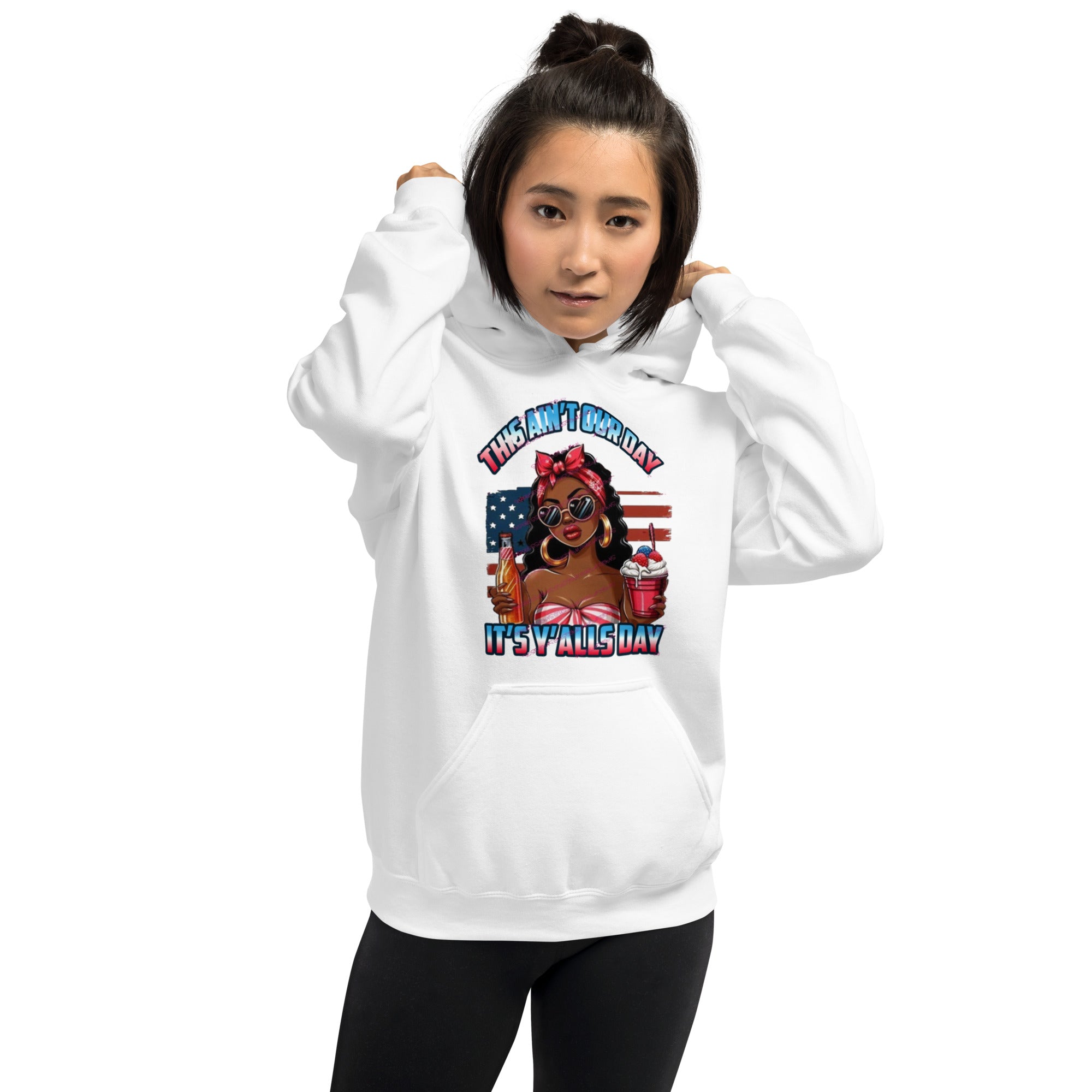 Foto di - Felpa Stampata Unisex – Morbida con Cappuccio e Tasca Frontale – Stile Streetwear – This Ain't our Day-DTG-Biiply