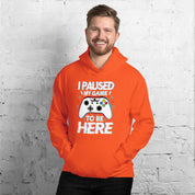 Foto di - Felpa stampata Unisex – Morbida con Cappuccio e Tasca Frontale – Stile Streetwear – I Paused My Game To Be Here-DTG-Biiply